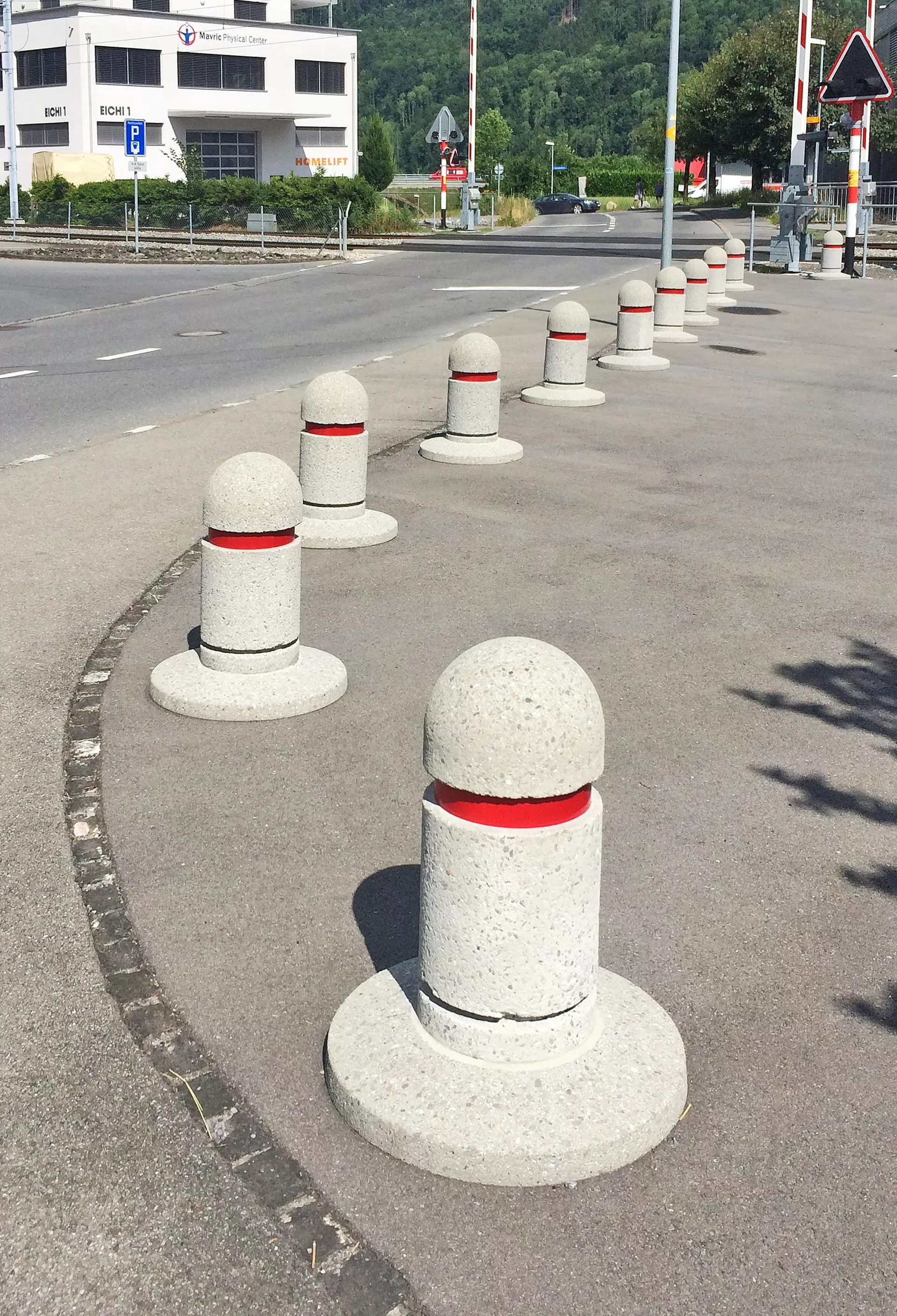 BRÜNIG Wehrstein grau gestrahlt Typ 1 mit reflektierendem Band D 30 cm H 70 cm