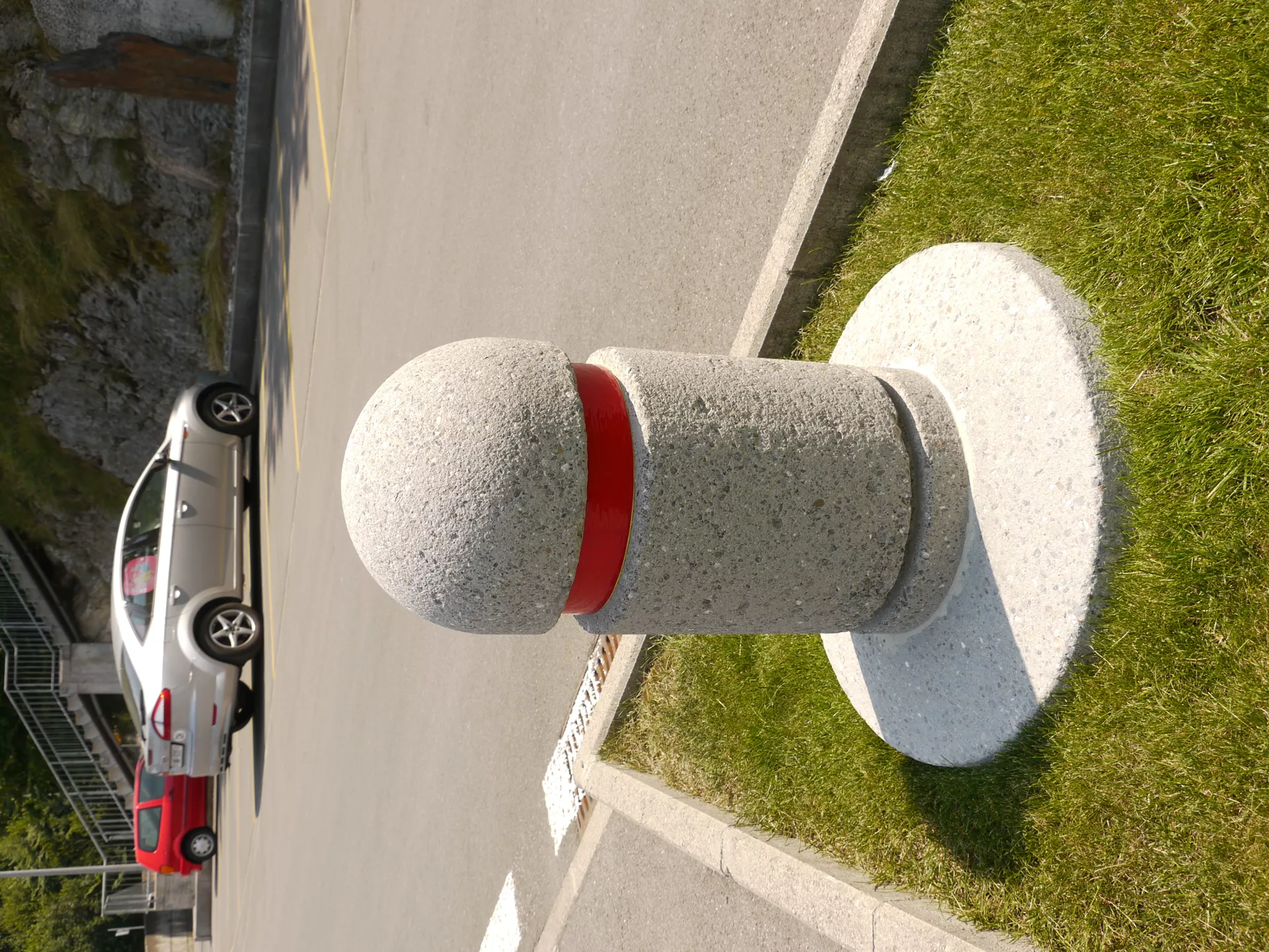 BRÜNIG Wehrstein grau gestrahlt Typ 1 mit reflektierendem Band D 30 cm H 70 cm