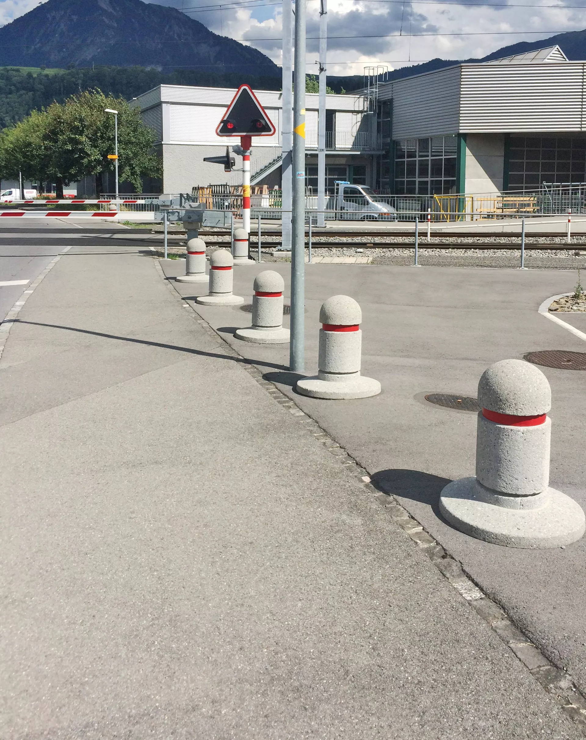 BRÜNIG Wehrstein grau gestrahlt Typ 1 mit reflektierendem Band D 30 cm H 70 cm