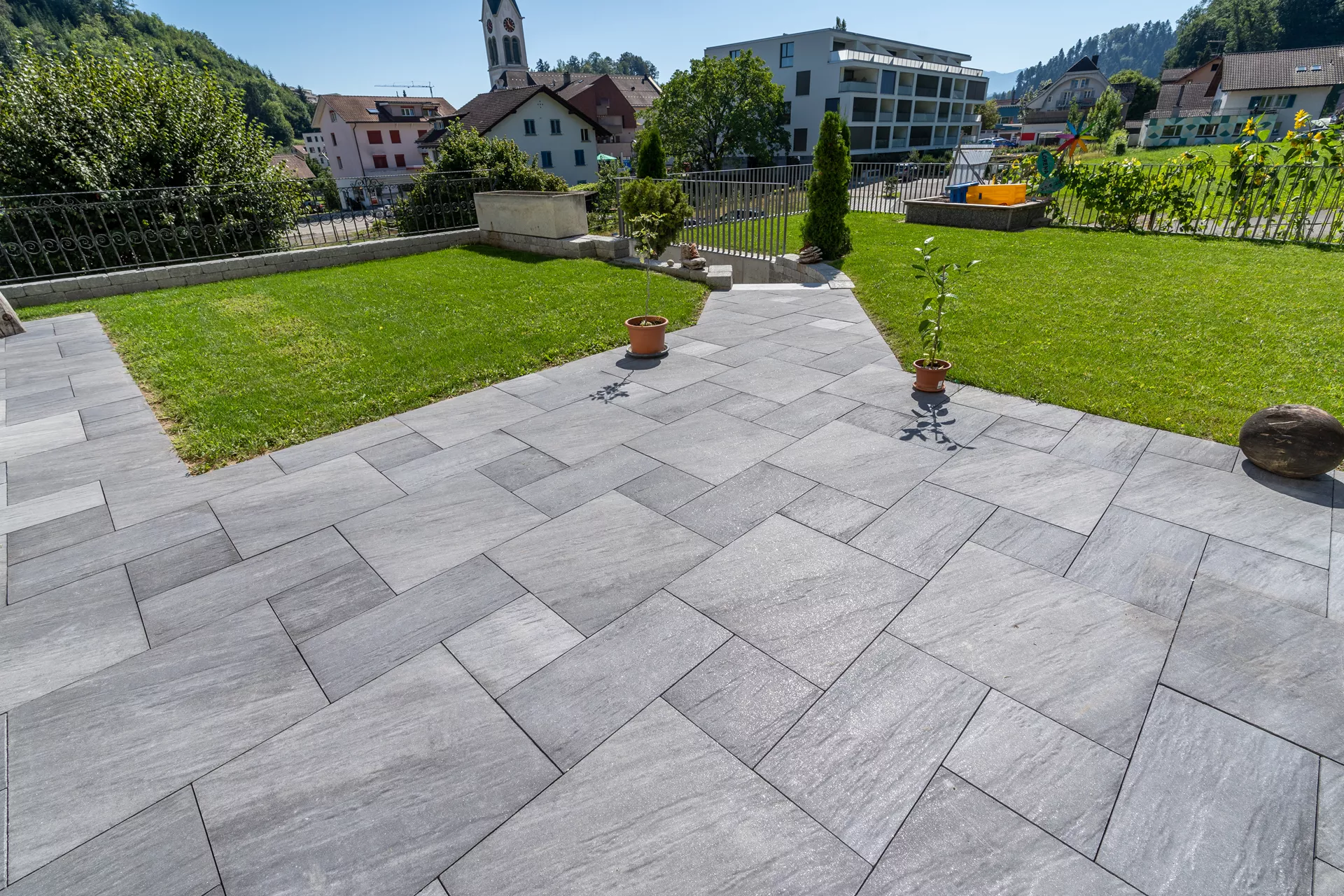 NATURE MOMENTS Gartenplatte dunkelgrau mit Schieferstruktur vollkantig L 60 cm B 60 cm H 5.5 cm