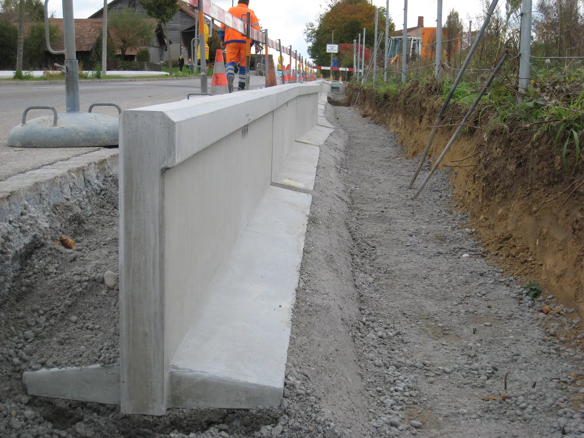 Amphibienleitsystemelement mit Klettersperre und Elementverbund bewehrt gefast grau L 300 cm B 50 cm H 55 cm W 8 cm