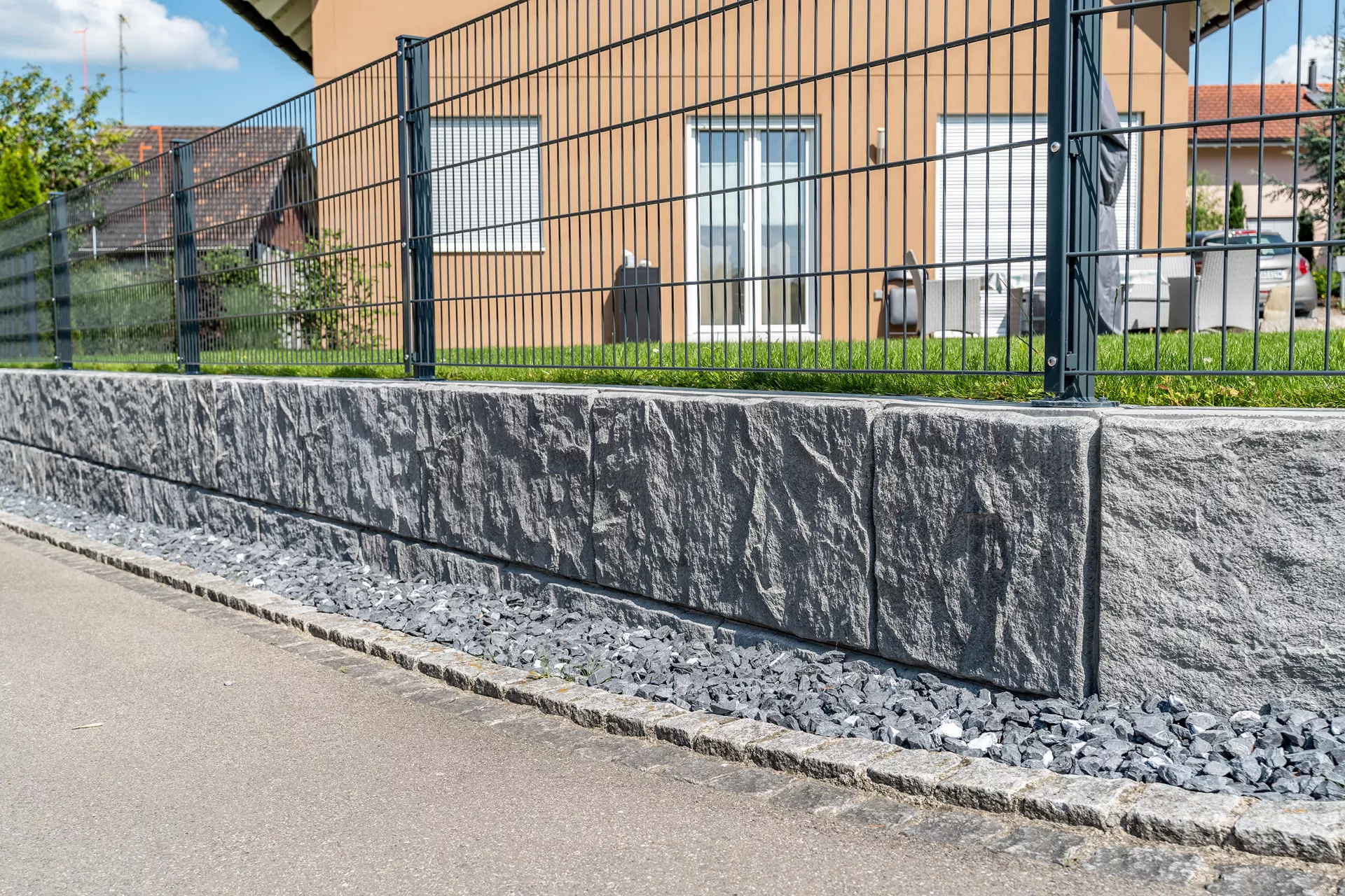 FELSMAUER Böschungselement Mittelstein grau-schwarz strukturiert L 98 cm B 50 cm H 50 cm