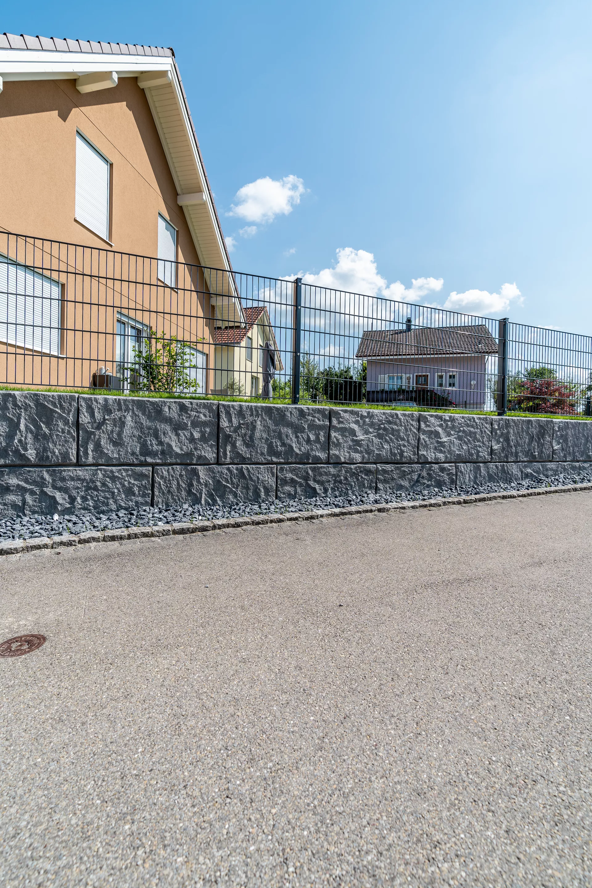 FELSMAUER Böschungselement Mittelstein grau-schwarz strukturiert L 98 cm B 50 cm H 50 cm