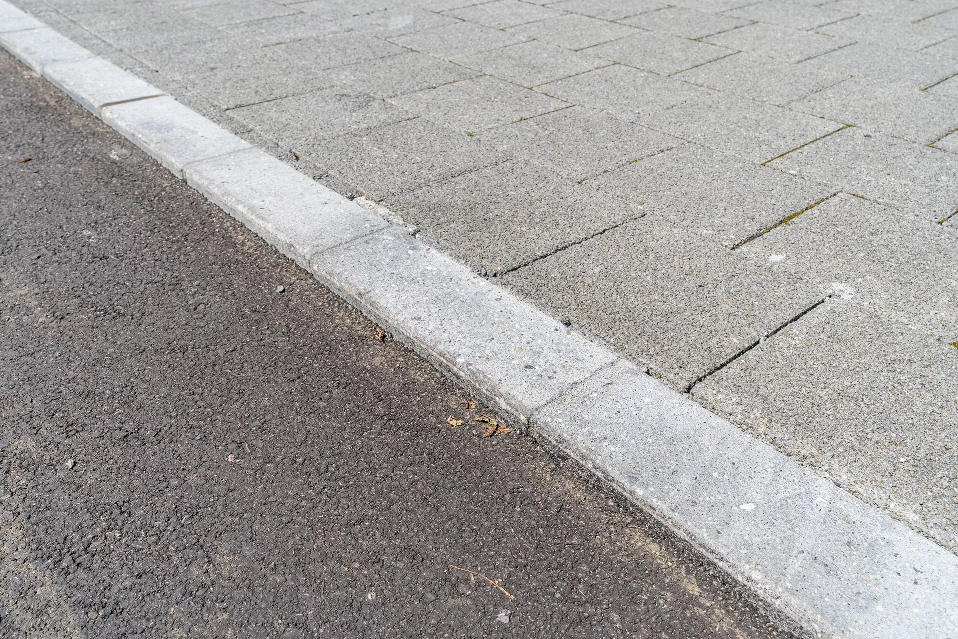Bordure/pavé de bord, 35/12/20 cm, 1 côté chanfr., sablé sup et 1 côté (5cm), gris