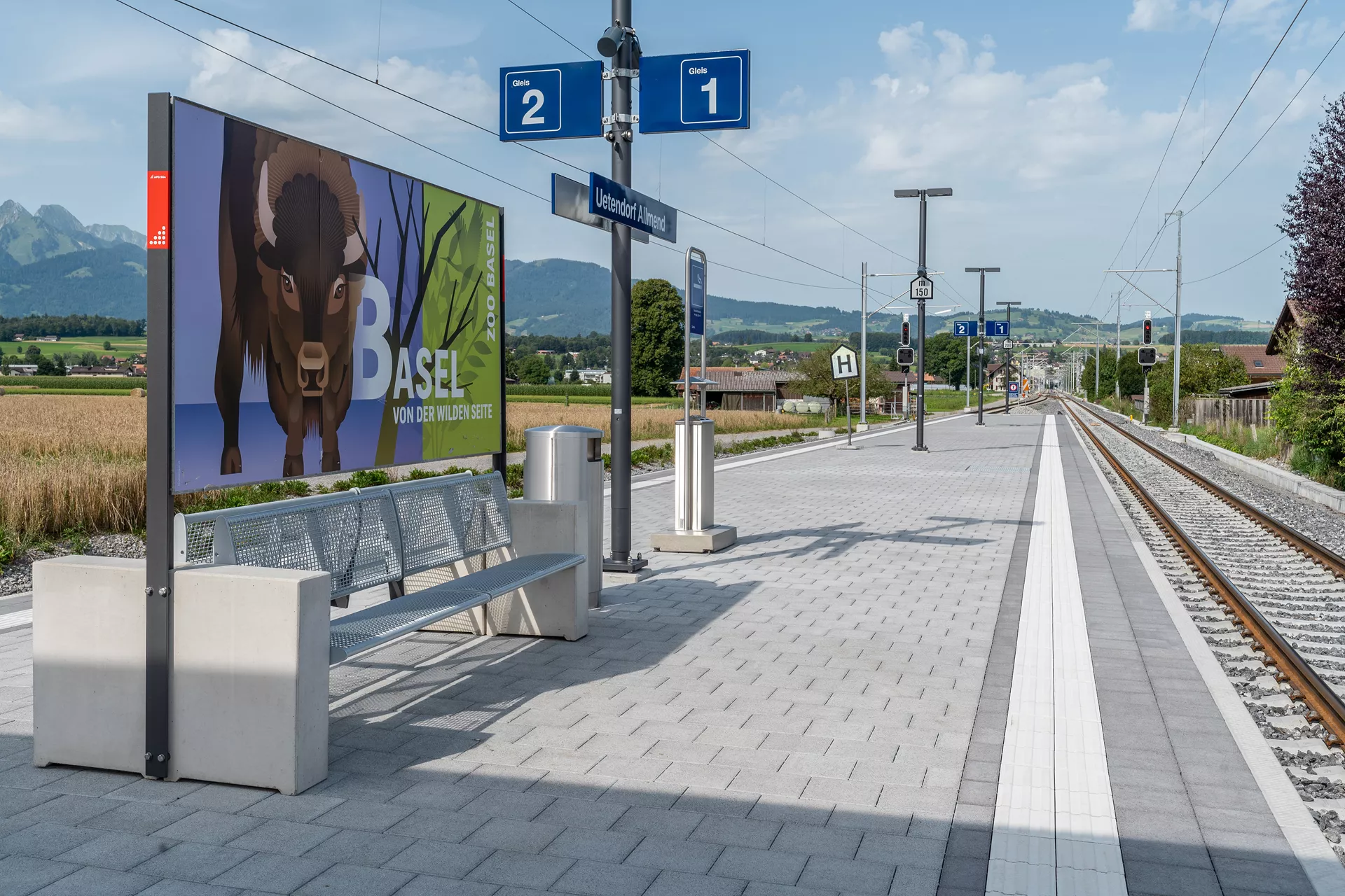 CARENA Sicherheitslinienpflasterstein Typ S Seitenstein mit Nockenverbund weiss mit 6 taktilen Linien L 37.5 cm B 25 cm H 8.4 cm