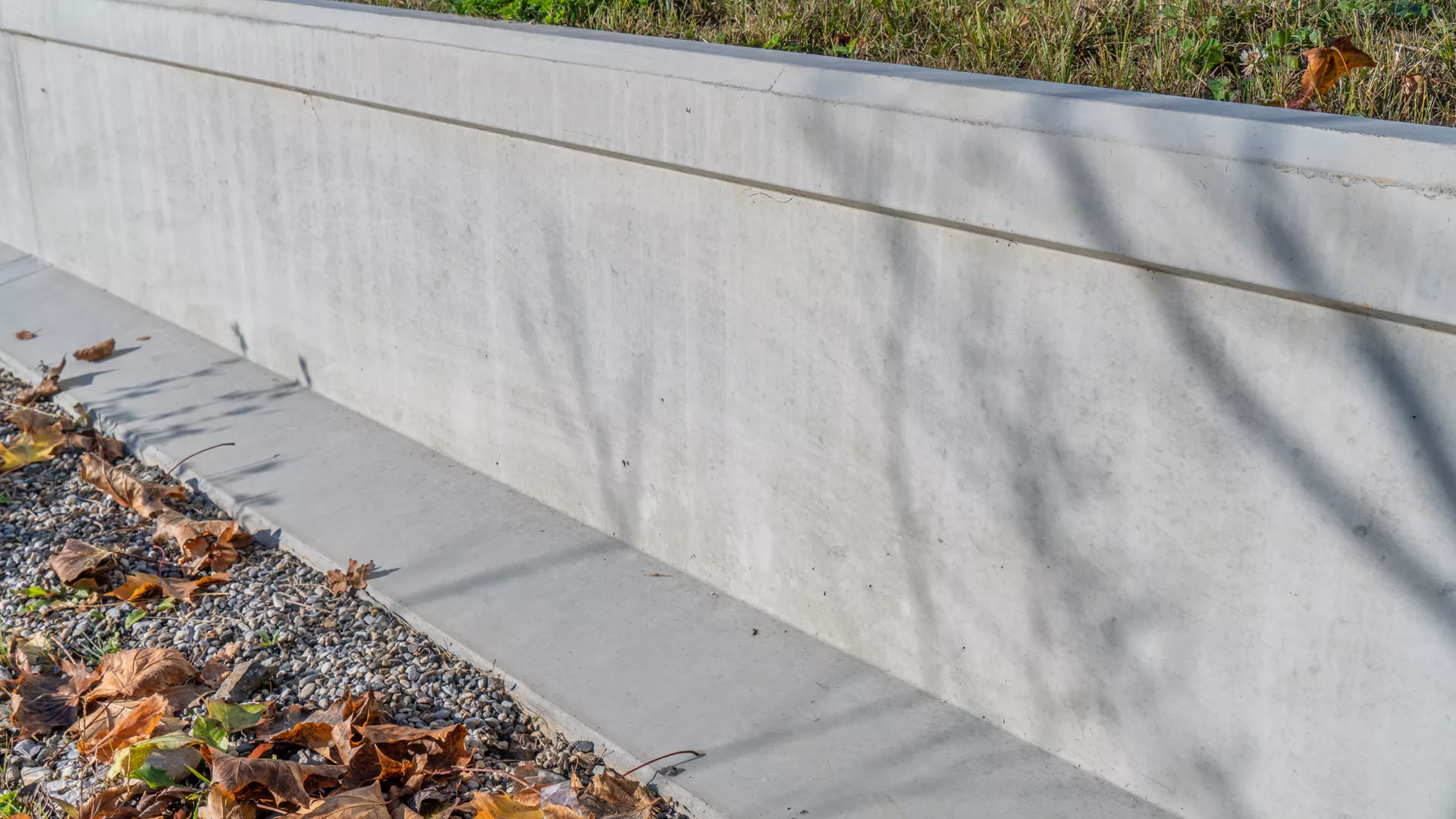 Amphibienleitsystemelement mit Klettersperre und Elementverbund bewehrt gefast grau L 300 cm B 50 cm H 55 cm W 8 cm