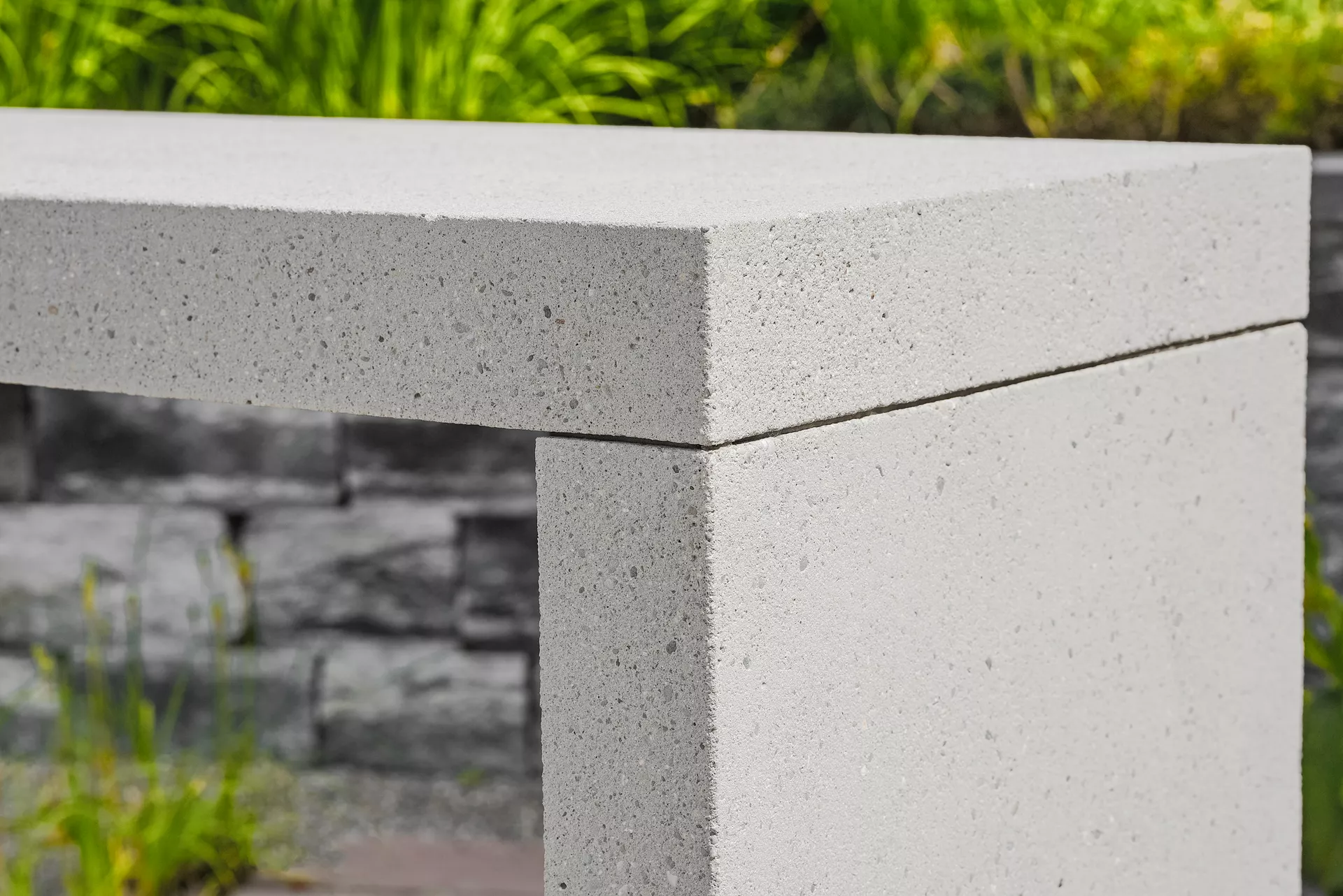 VARIATION Bank grau gestrahlt vollkantig Variabel L 201-300 cm B 40-100 cm H 40-50 cm W 10 cm