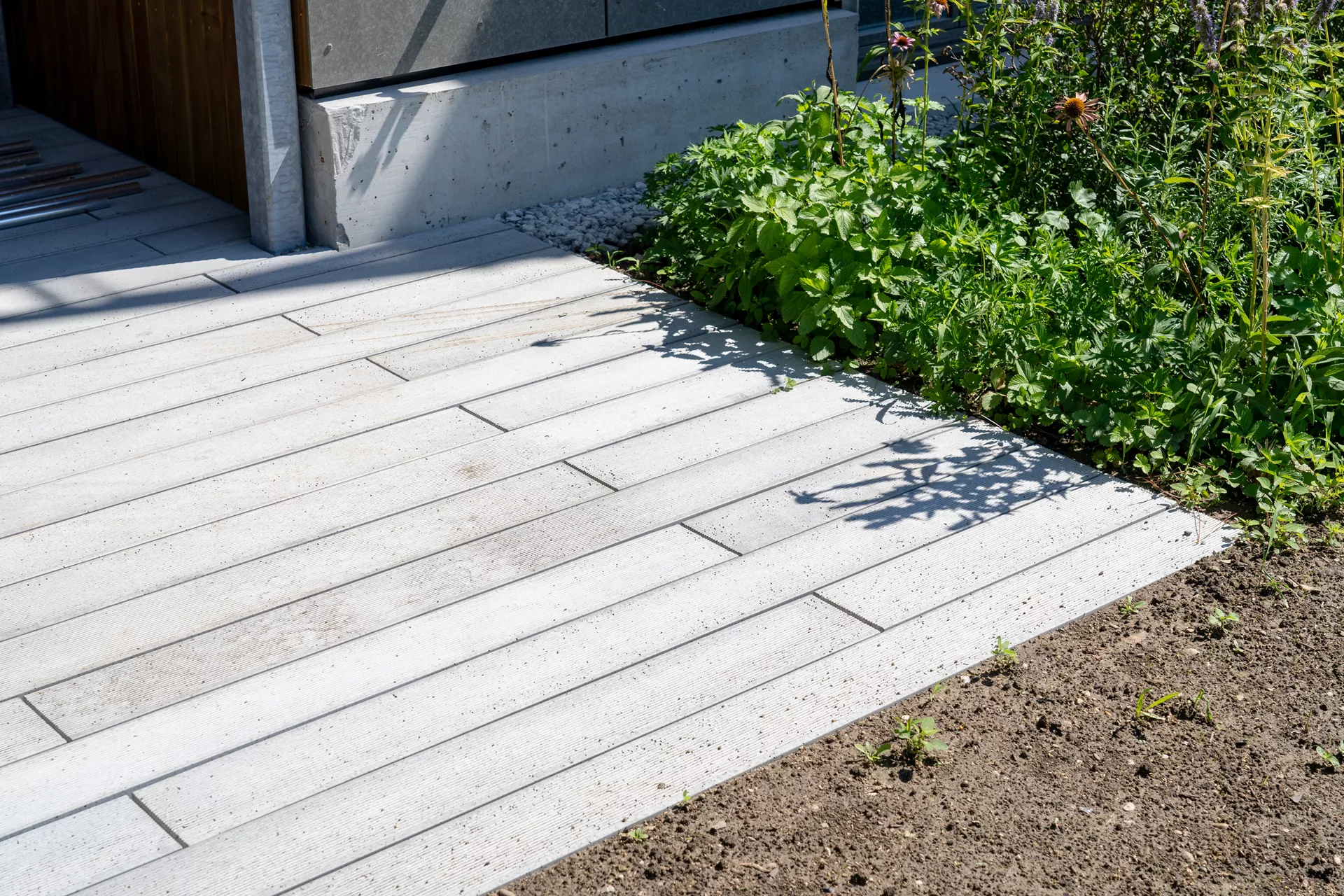 BOSCUS Betonbrett mit einseitiger Rillenstruktur grau strukturiert gerundet L 166.5 cm B 14.3 cm H 4 cm