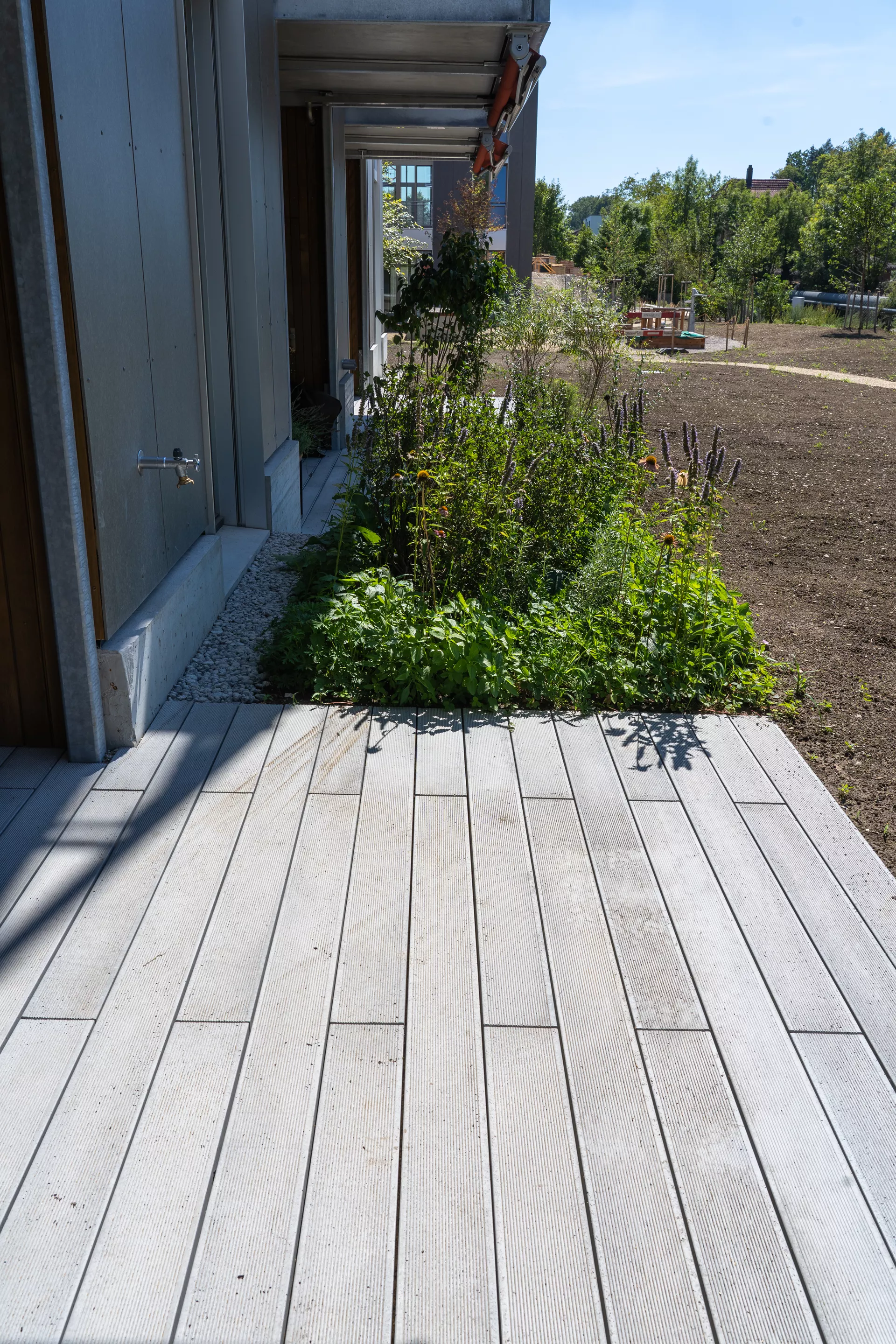 BOSCUS Betonbrett mit einseitiger Rillenstruktur grau strukturiert gerundet L 166.5 cm B 14.3 cm H 4 cm