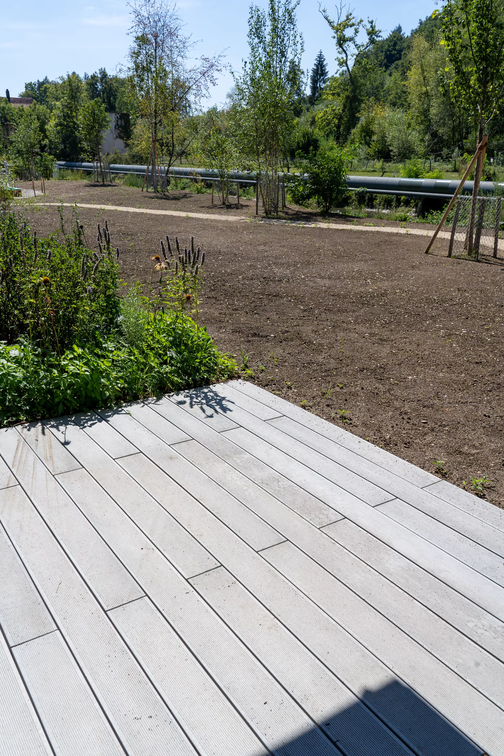 BOSCUS Betonbrett mit einseitiger Rillenstruktur grau strukturiert gerundet L 166.5 cm B 14.3 cm H 4 cm