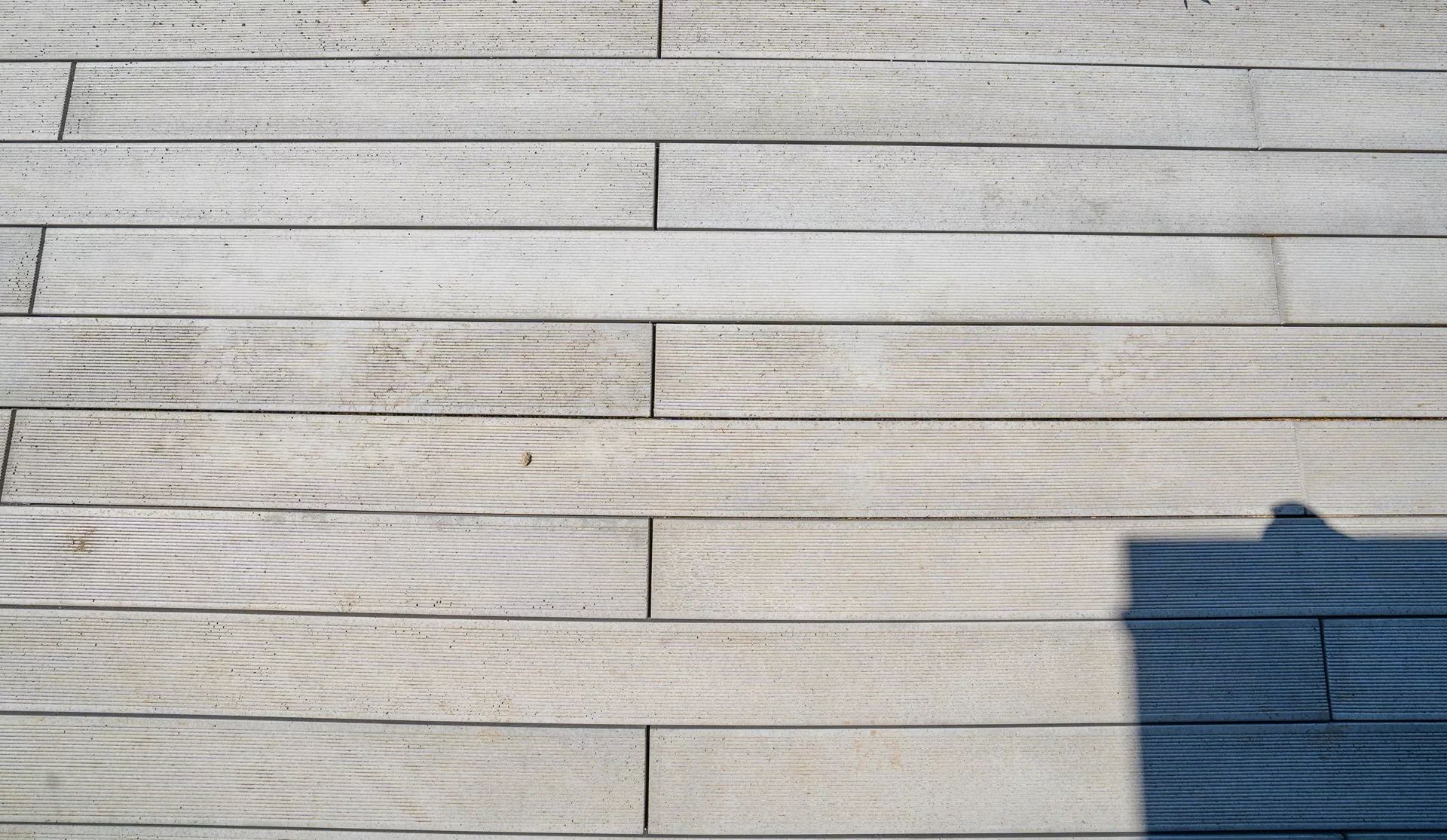 BOSCUS Betonbrett mit einseitiger Rillenstruktur grau strukturiert gerundet L 166.5 cm B 14.3 cm H 4 cm