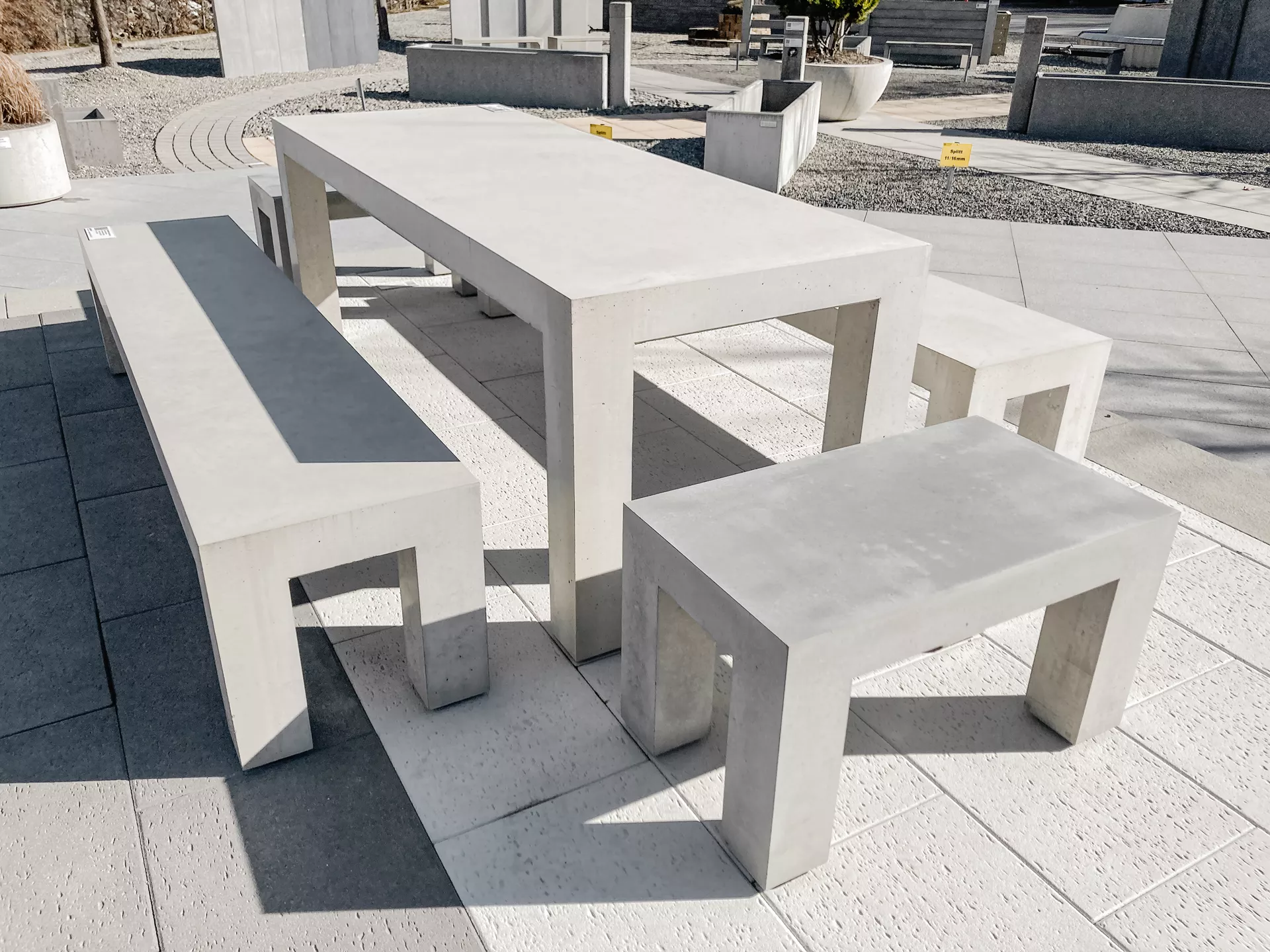 INTERMEZZO Tisch light grau glatt vollkantig bewehrt L 220 cm B 80 cm H 75 cm