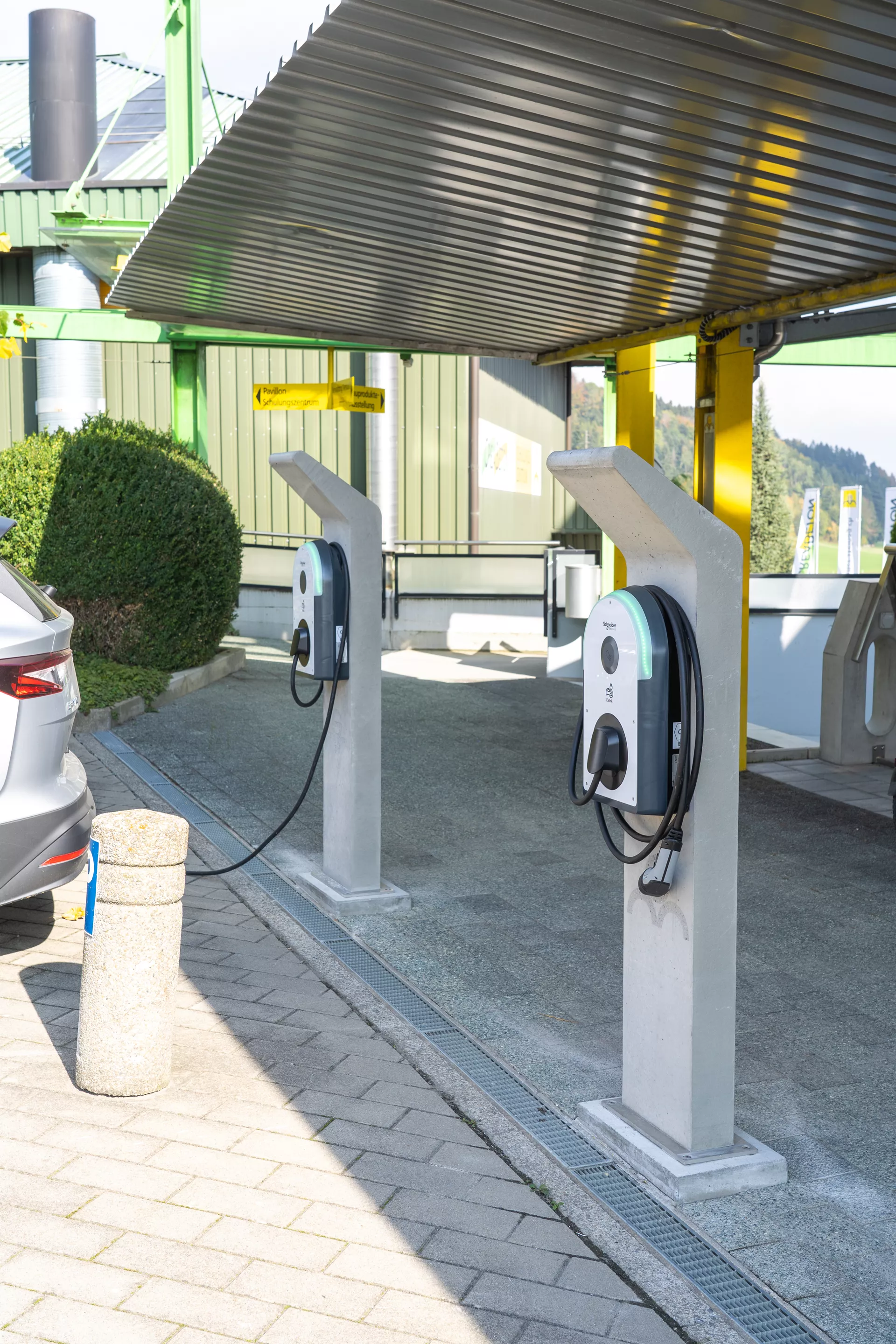 Betonelement für Ladestation einfach grau glatt vollkantig bewehrt L 34 cm B 34 cm H 166 cm