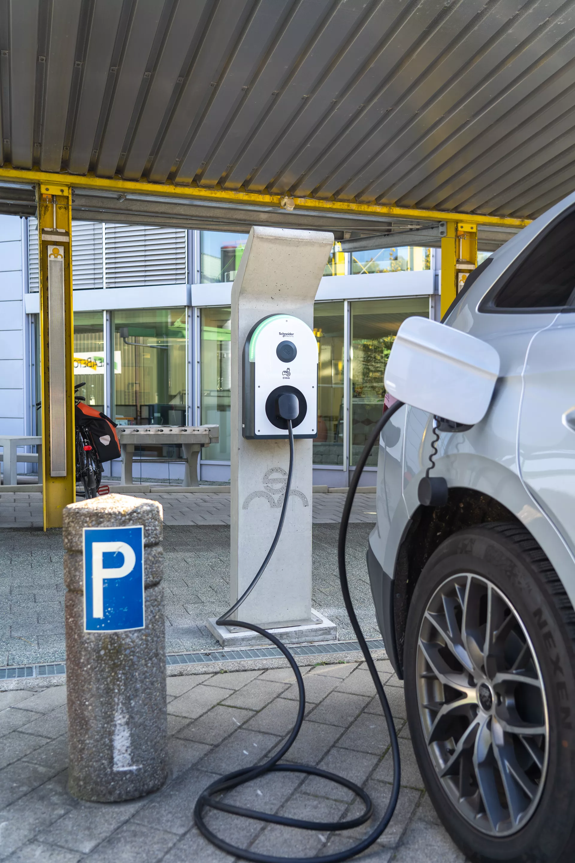 Betonelement für Ladestation einfach grau glatt vollkantig bewehrt L 34 cm B 34 cm H 166 cm