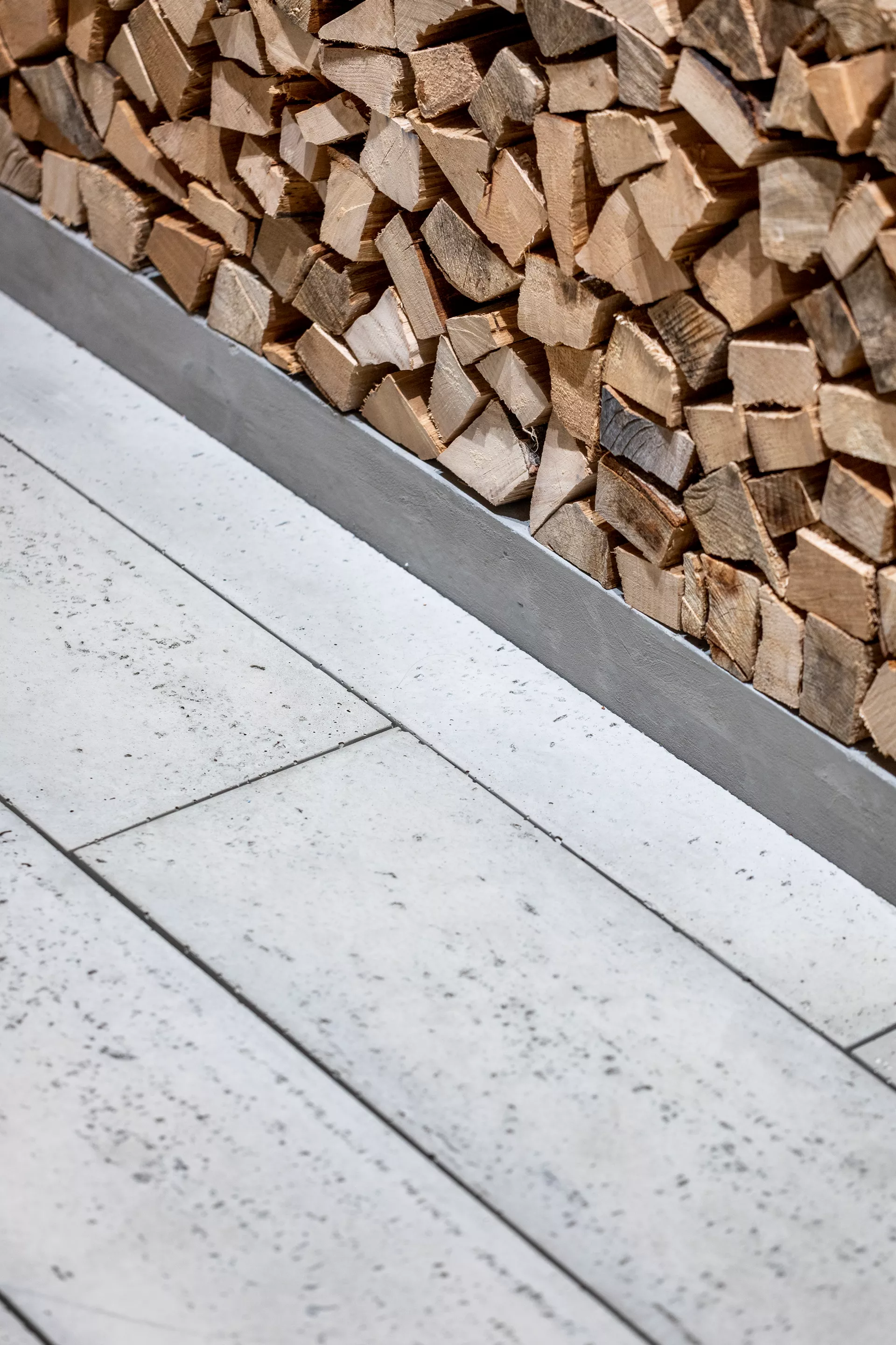 LENIA Gartenplatte mit Holzstruktur Normalplatte naturgrau strukturiert gerundet L 88-89 cm B 24.5-25.5 cm H 5 cm