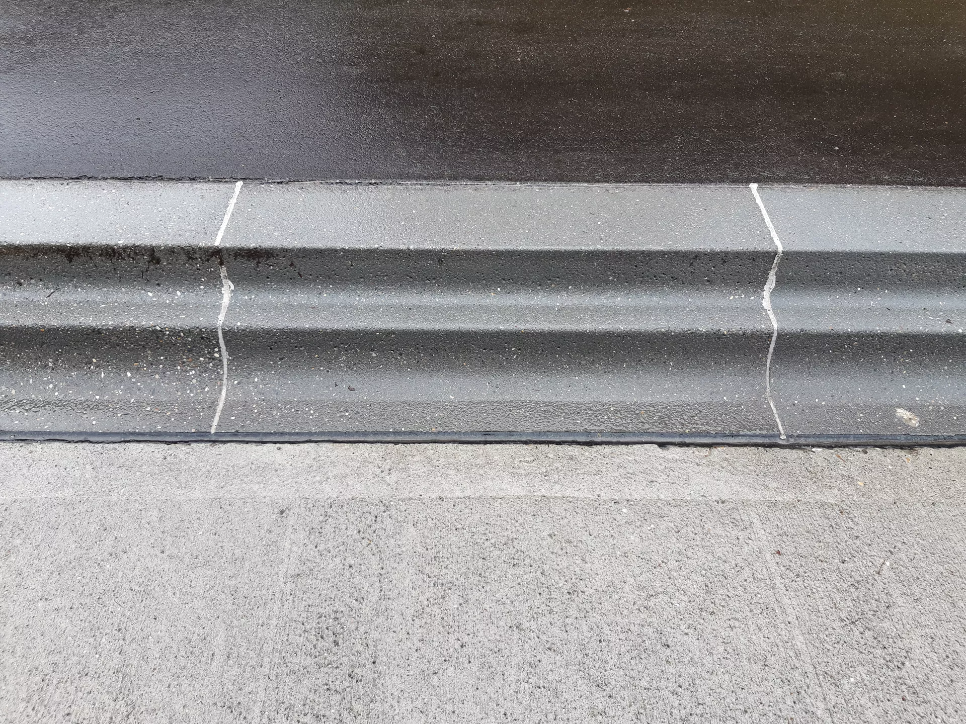 CREACCESS Bordstein für Bushaltestellen gerade grau gestrahlt L 100 cm B 43 cm H 37 cm