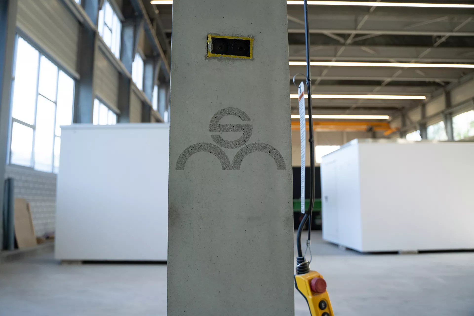 Betonelement für Ladestation einfach grau glatt vollkantig bewehrt L 34 cm B 34 cm H 166 cm