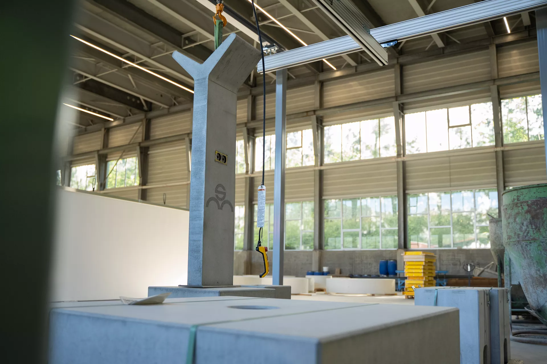 Betonelement für Ladestation einfach grau glatt vollkantig bewehrt L 34 cm B 34 cm H 166 cm