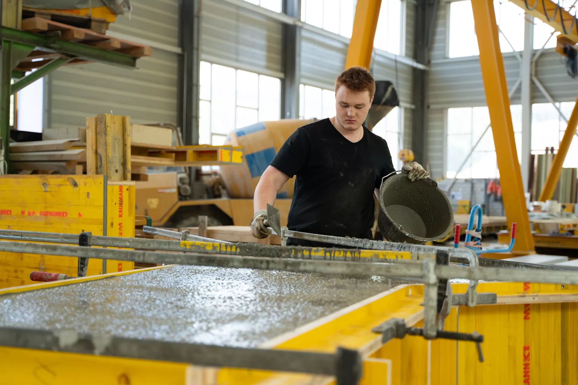 Betonelement für Ladestation einfach grau glatt vollkantig bewehrt L 34 cm B 34 cm H 166 cm