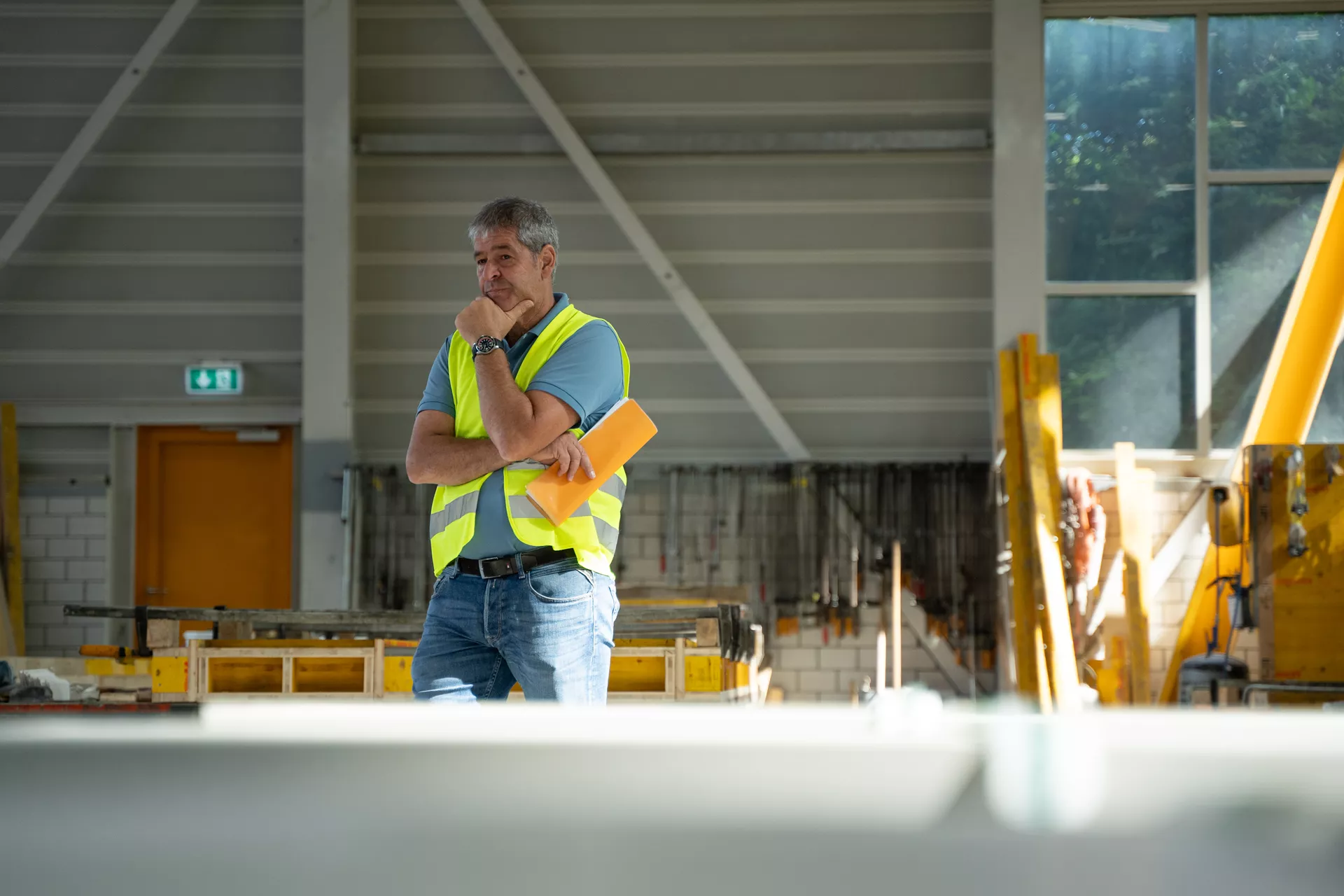 Betonelement für Ladestation einfach grau glatt vollkantig bewehrt L 34 cm B 34 cm H 166 cm