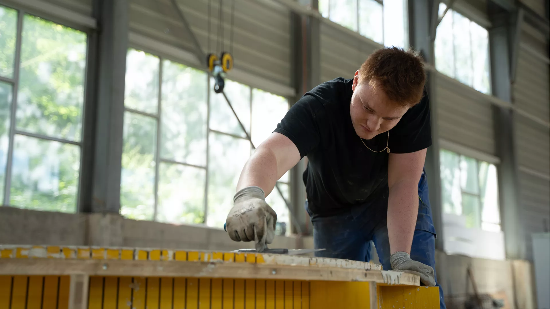 Betonelement für Ladestation einfach grau glatt vollkantig bewehrt L 34 cm B 34 cm H 166 cm