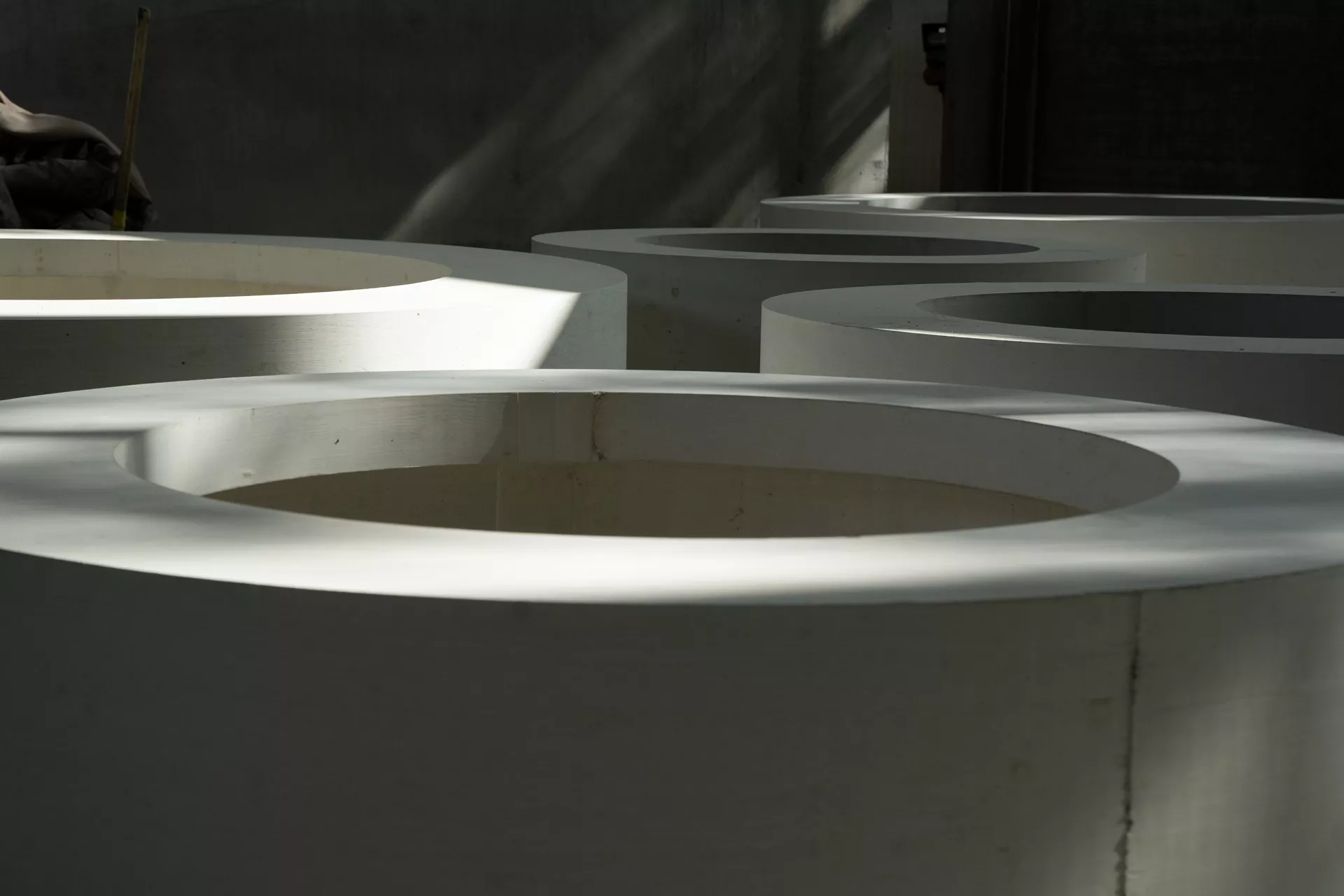 Betonelement für Ladestation einfach grau glatt vollkantig bewehrt L 34 cm B 34 cm H 166 cm