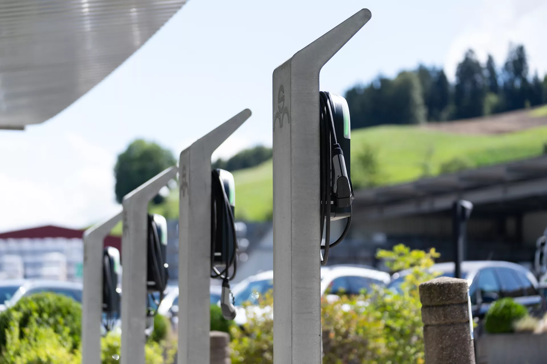 Betonelement für Ladestation einfach grau glatt vollkantig bewehrt L 34 cm B 34 cm H 166 cm