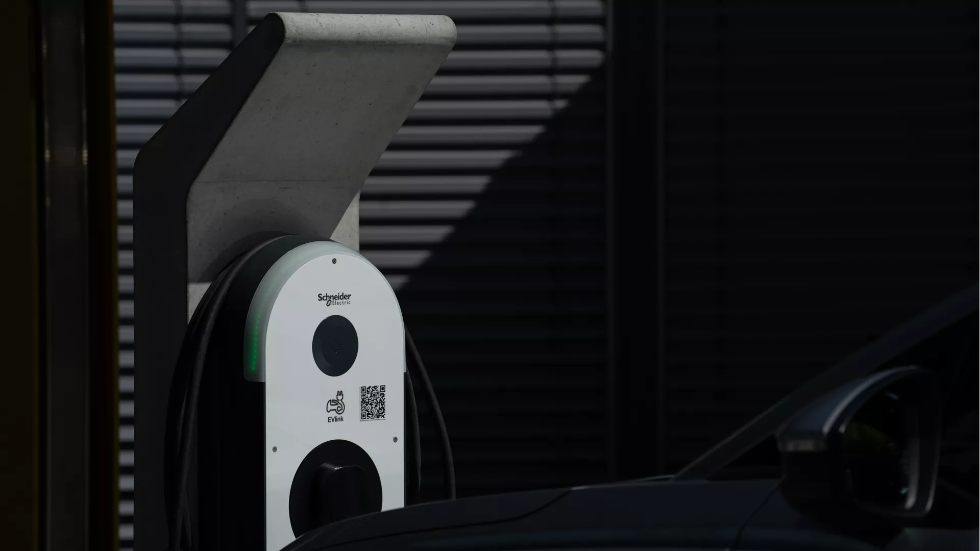 Betonelement für Ladestation einfach grau glatt vollkantig bewehrt L 34 cm B 34 cm H 166 cm