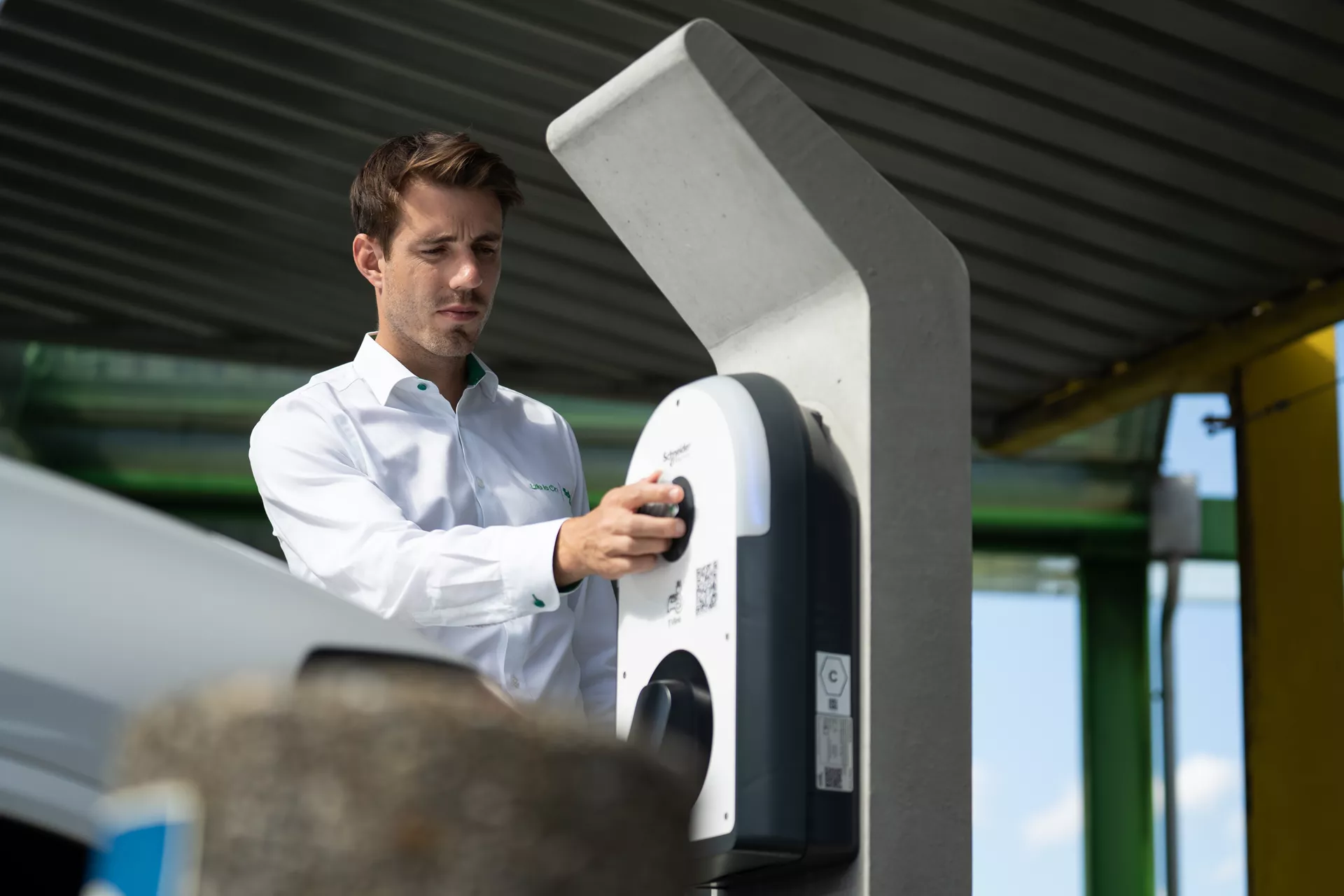 Betonelement für Ladestation einfach grau glatt vollkantig bewehrt L 34 cm B 34 cm H 166 cm