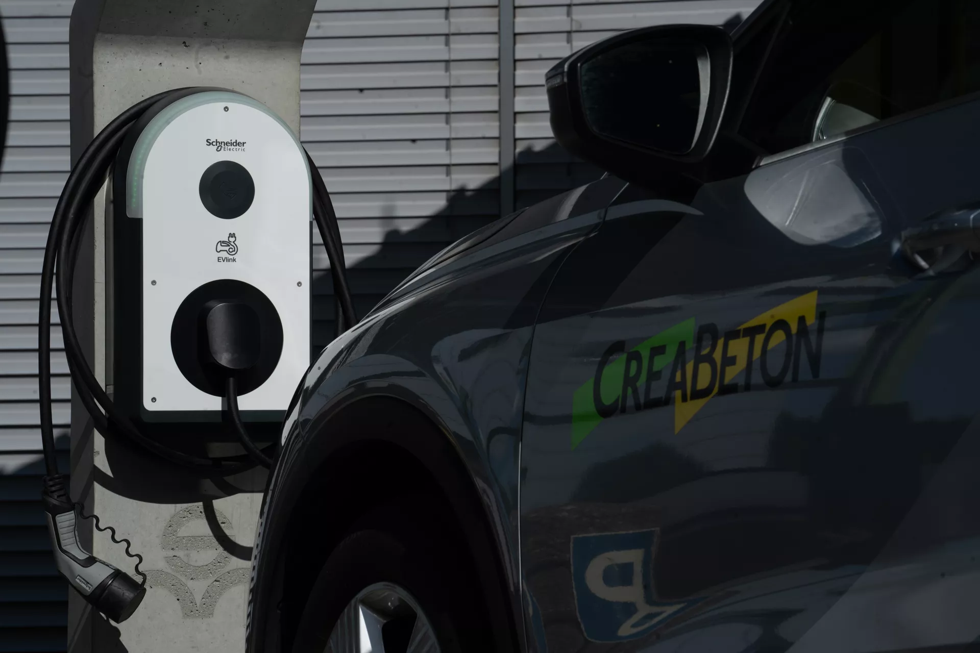 Betonelement für Ladestation einfach grau glatt vollkantig bewehrt L 34 cm B 34 cm H 166 cm