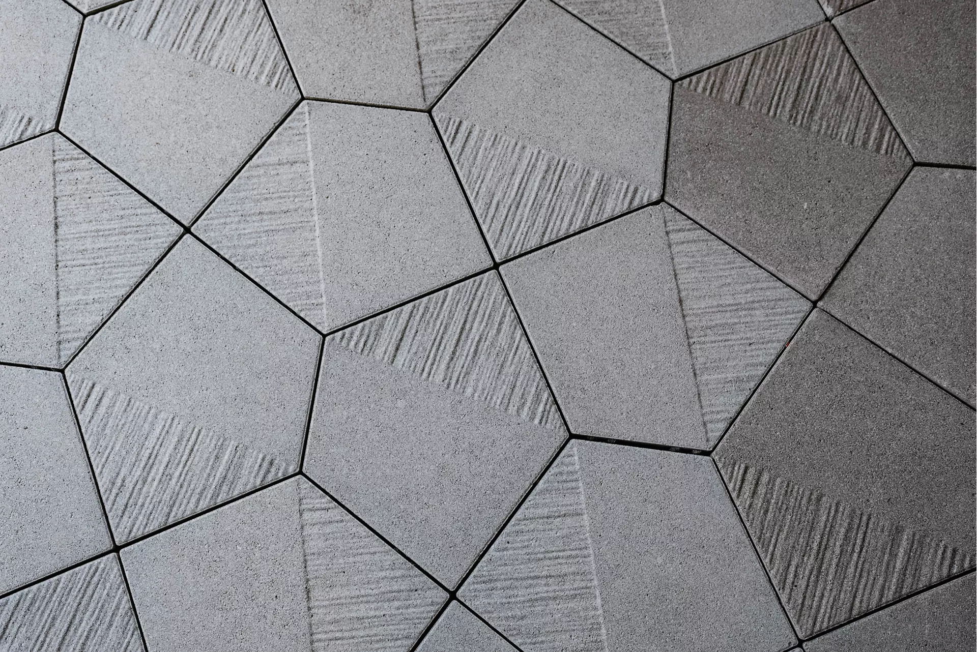 5-Eck Pflasterplatte Typ A + B grau glimmer glatt und strukturiert L 38.1 cm B 30.2 cm H 6 cm