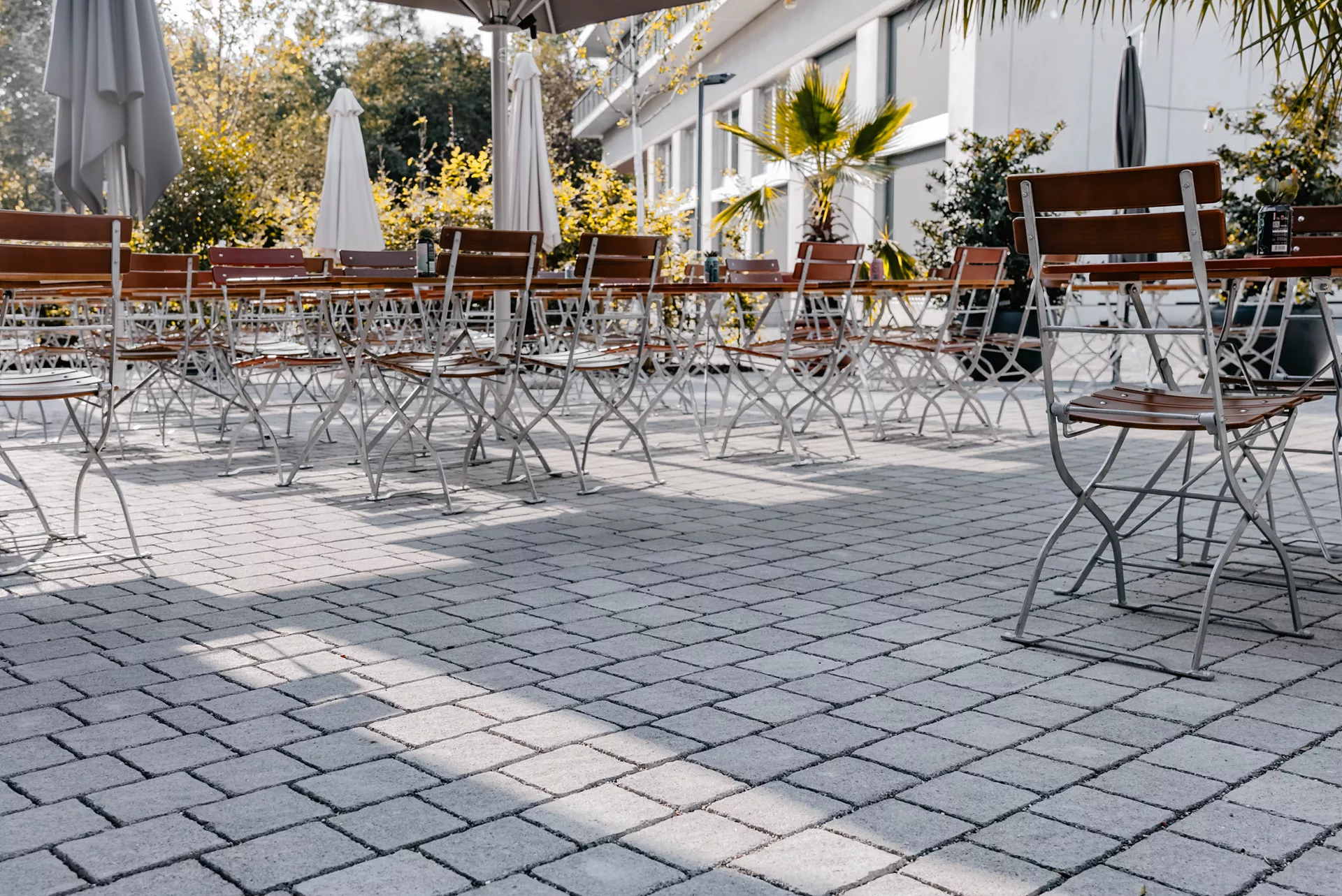 FRIEDA DRAIN Ökostein perlgrau strukturiert Kanten gebrochen L 13.8-16.8 cm B 15.1 cm H 7 cm