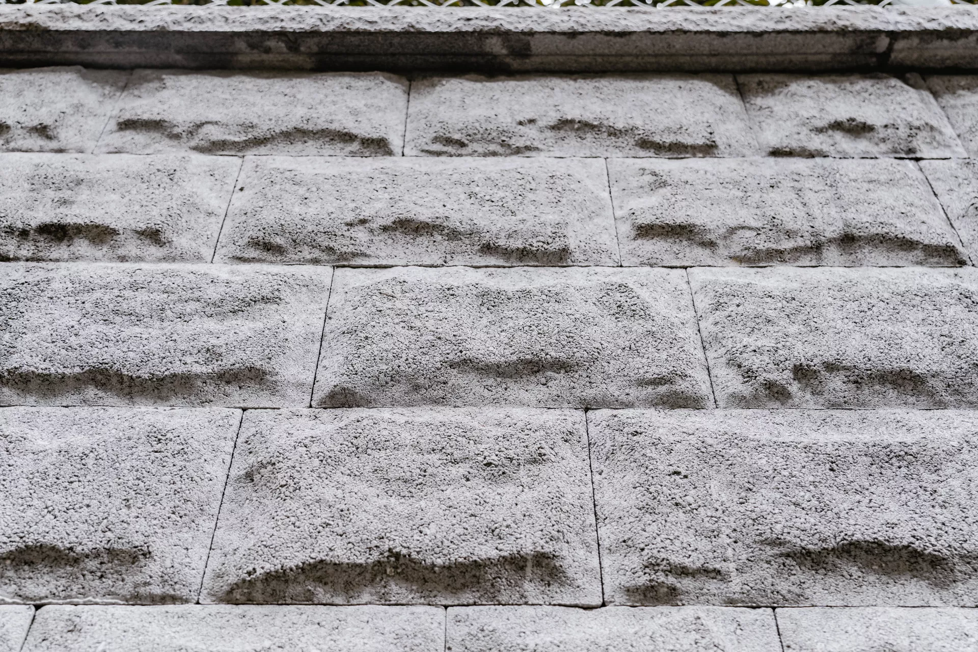 CUATRO Mauersteine naturgrau mit 1-seitiger Felsstruktur L 20-35 cm B 25 cm H 15 cm