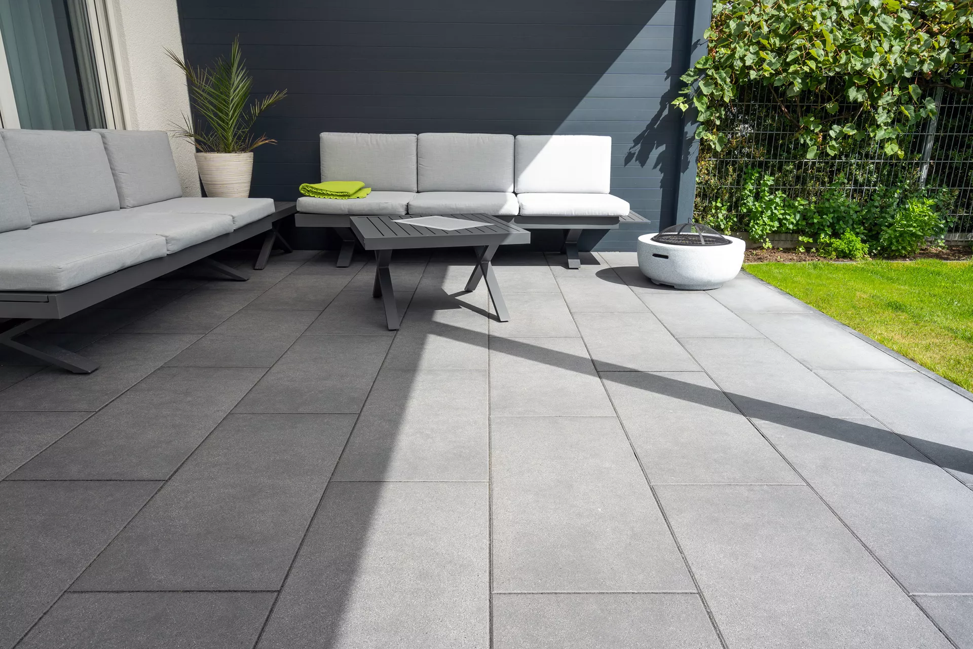 ALENA PLUS Gartenplatte graphitschwarz gestrahlt gefast versiegelt L 80 cm B 40 cm H 4 cm