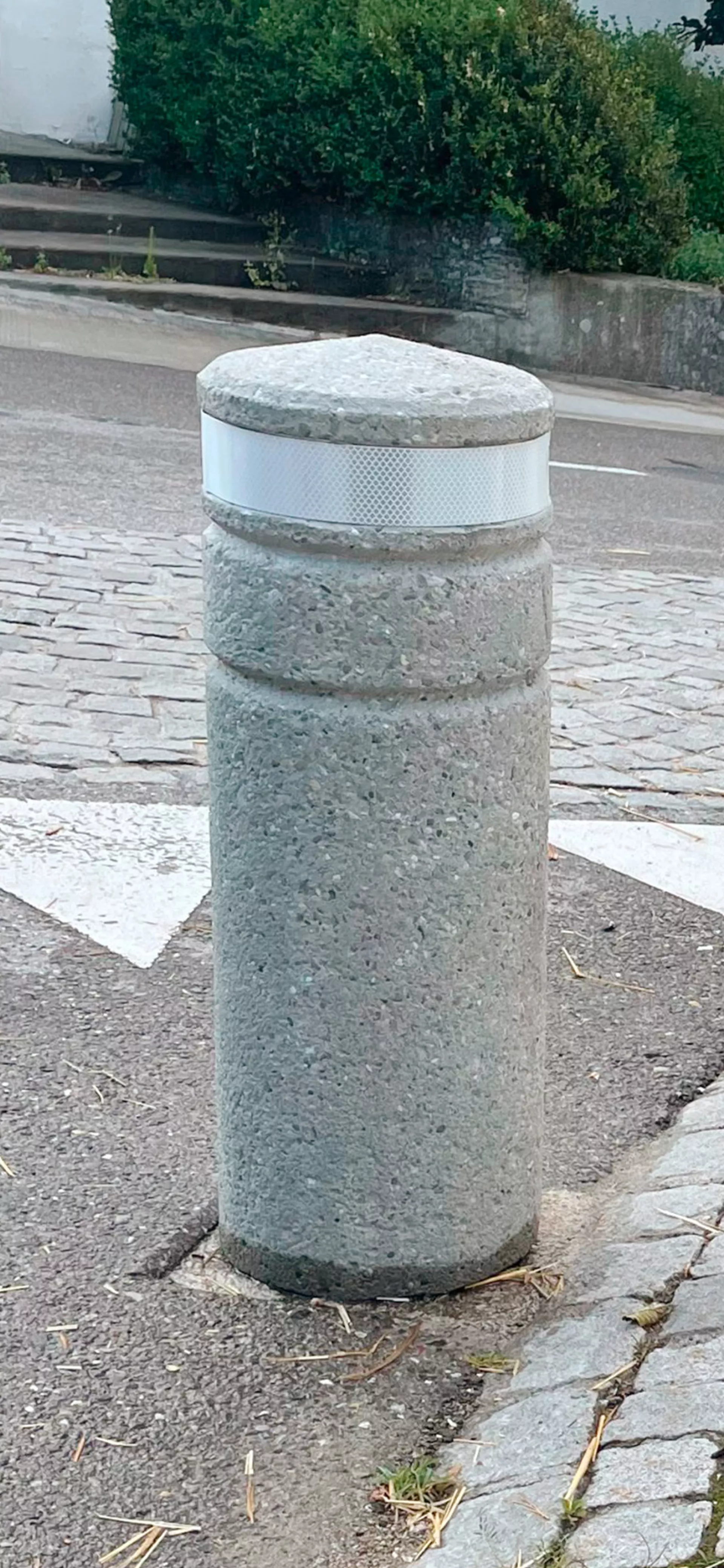 CLASSIC Wehrstein Typ 4 grau gestrahlt rund mit Dorn mit reflektierendem Band weiss D 25 cm H 70 cm