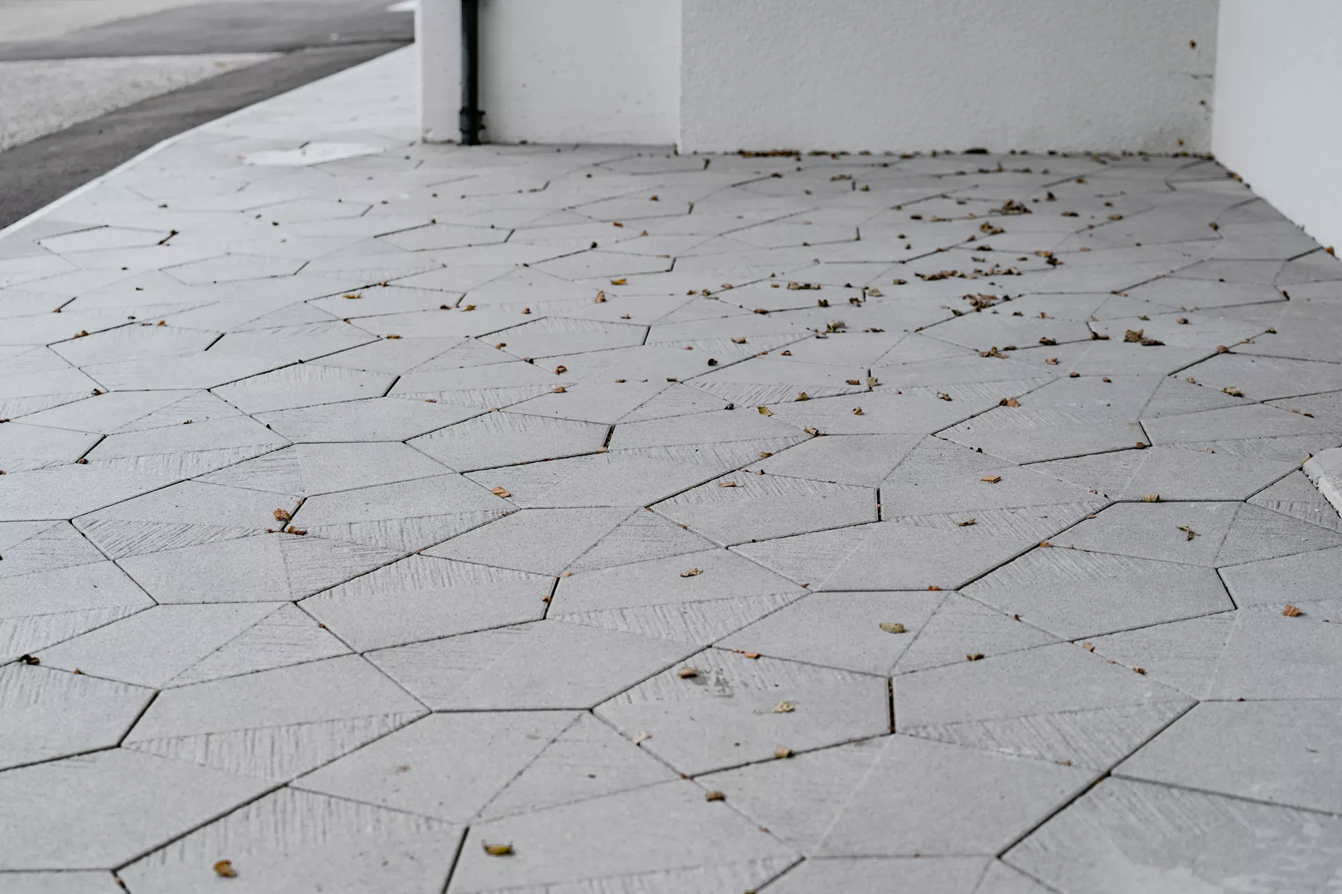 5-Eck Pflasterplatte Typ A + B grau glimmer glatt und strukturiert L 38.1 cm B 30.2 cm H 6 cm