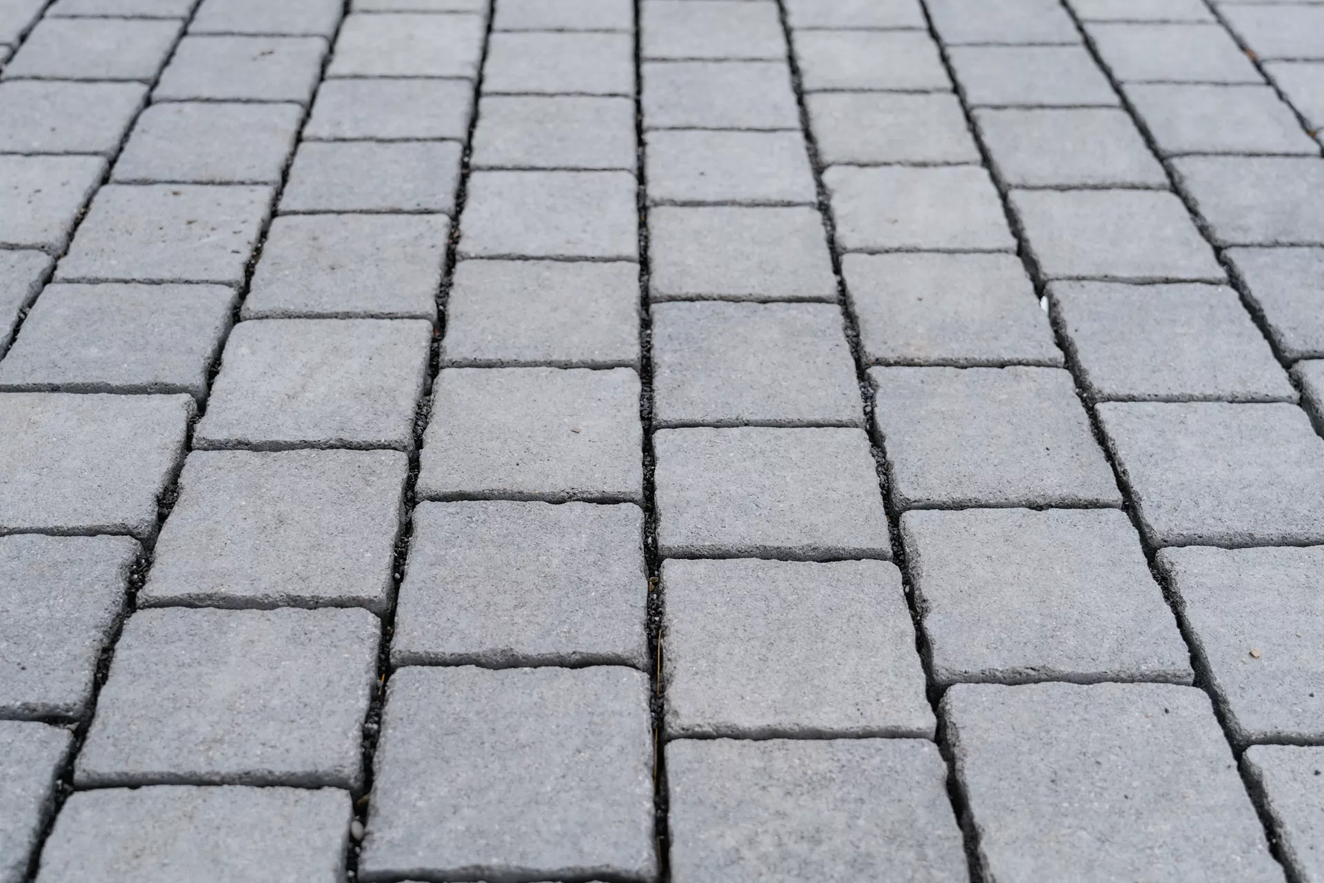 FRIEDA DRAIN Ökostein perlgrau strukturiert Kanten gebrochen L 13.8-16.8 cm B 15.1 cm H 7 cm