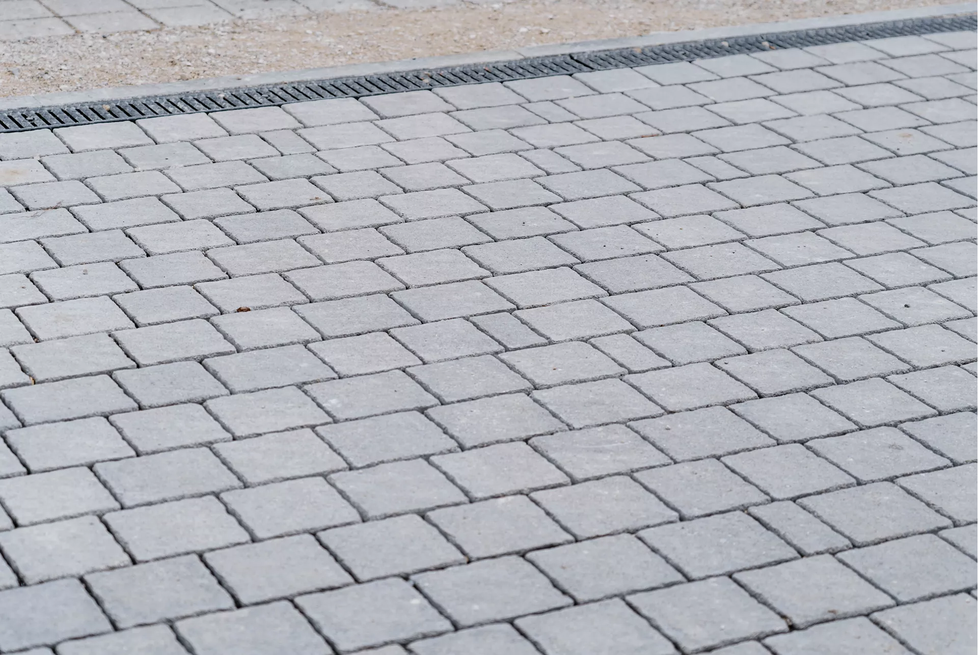 FRIEDA DRAIN Ökostein perlgrau strukturiert Kanten gebrochen L 13.8-16.8 cm B 15.1 cm H 7 cm