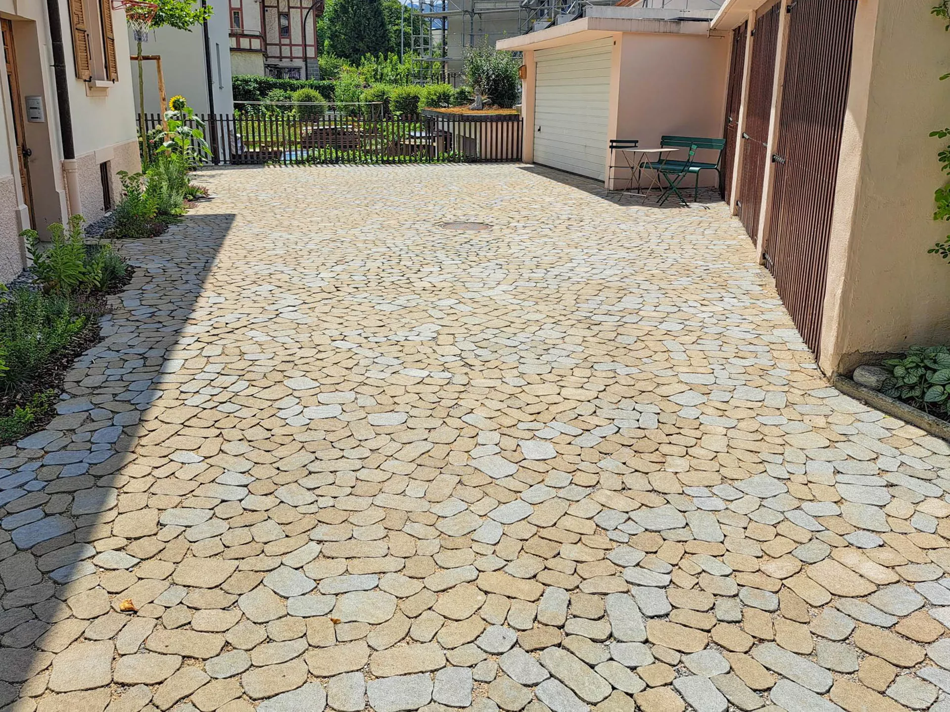 ARENA VISTA Pflasterstein jurakalk strukturiert Kanten gebr. L 6.5 - 21.9 cm B 8.6 - 12.2 cm H 7 cm