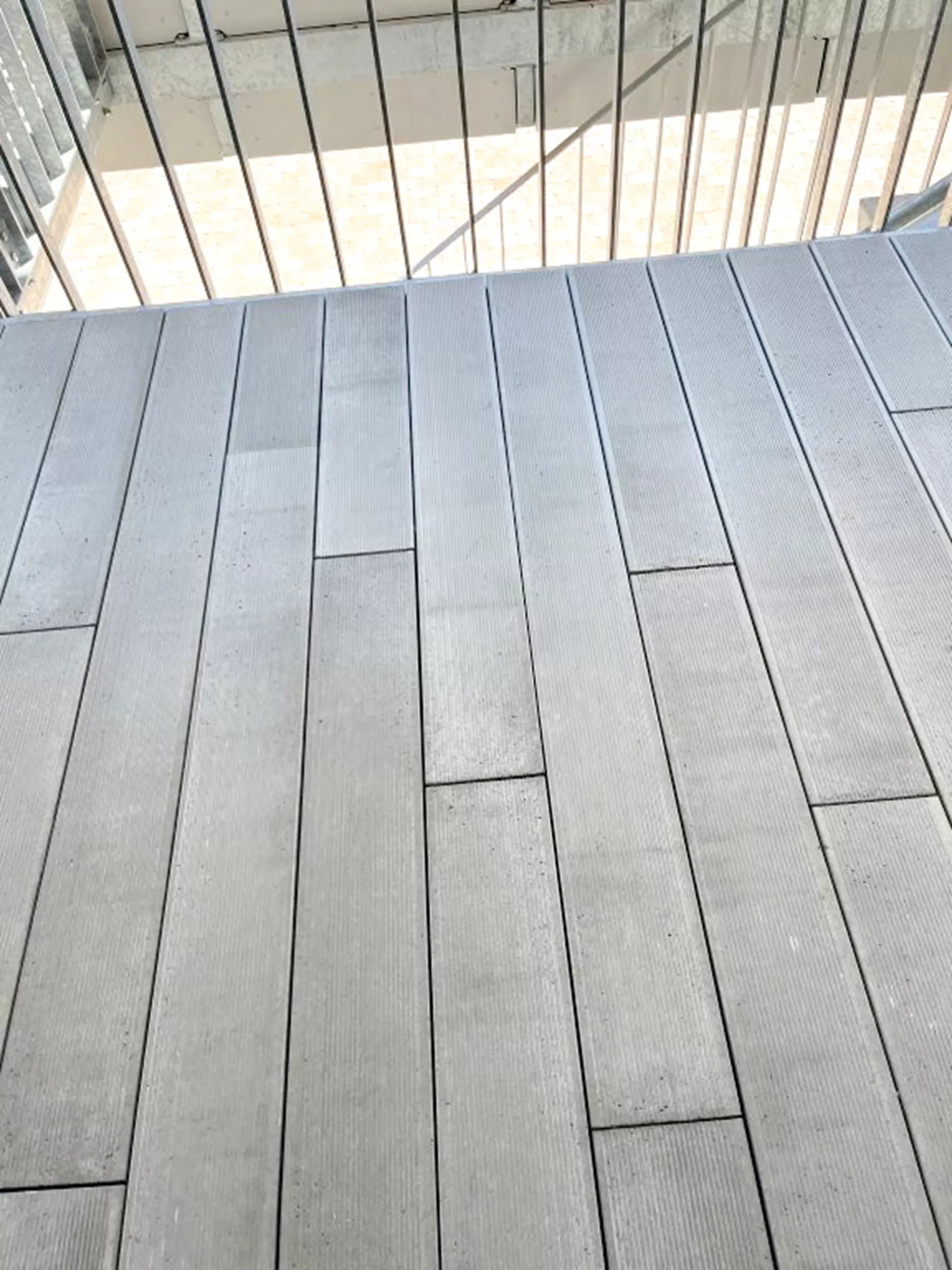 BOSCUS Betonbrett mit einseitiger Rillenstruktur grau strukturiert gerundet L 166.5 cm B 14.3 cm H 4 cm