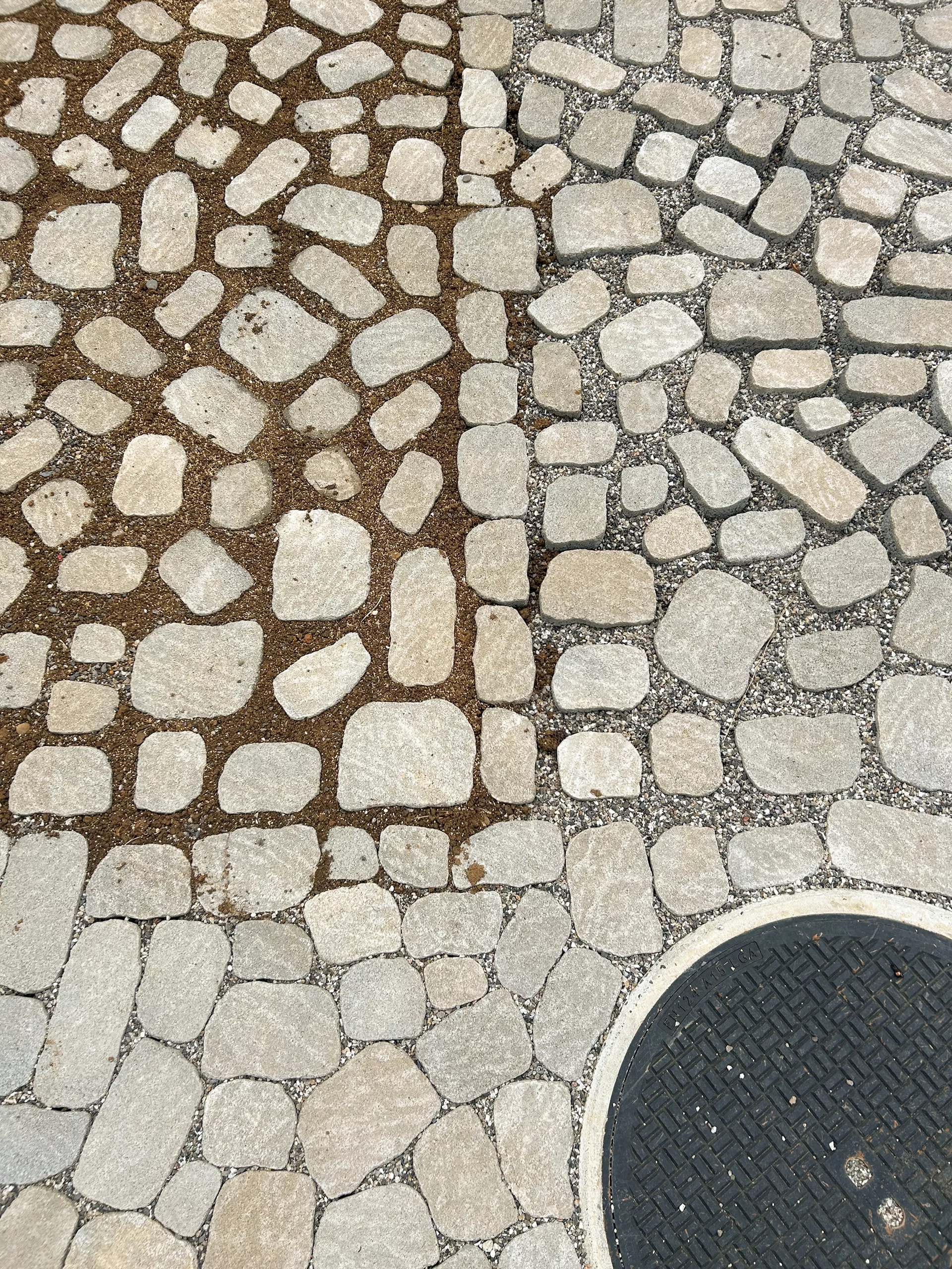 ARENA VISTA Pflasterstein jurakalk strukturiert Kanten gebr. L 6.5 - 21.9 cm B 8.6 - 12.2 cm H 7 cm