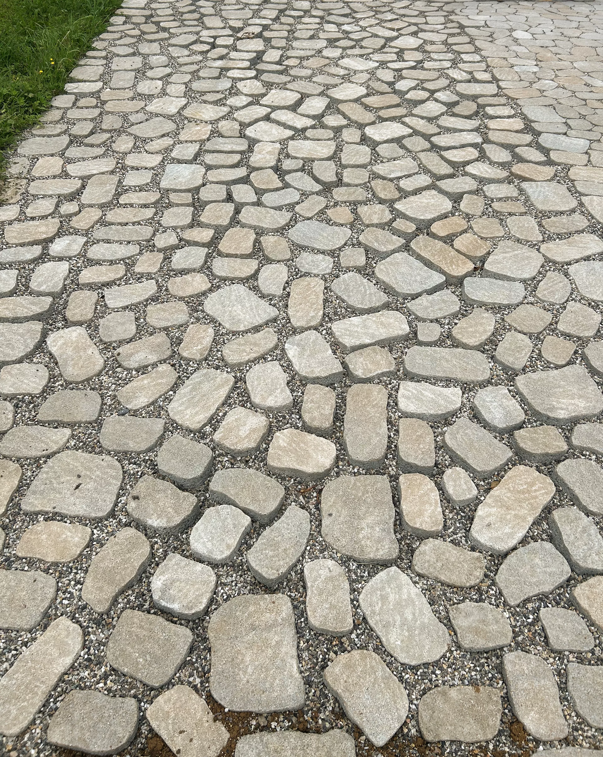 ARENA VISTA Pflasterstein jurakalk strukturiert Kanten gebr. L 6.5 - 21.9 cm B 8.6 - 12.2 cm H 7 cm