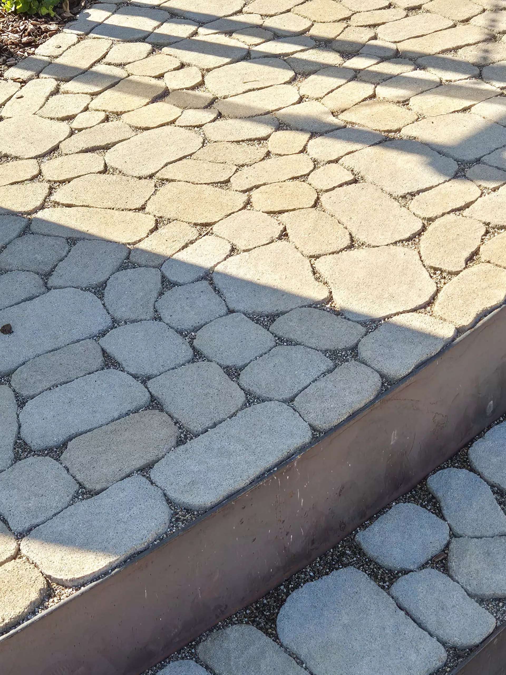 ARENA VISTA Pflasterstein jurakalk strukturiert Kanten gebr. L 6.5 - 21.9 cm B 8.6 - 12.2 cm H 7 cm