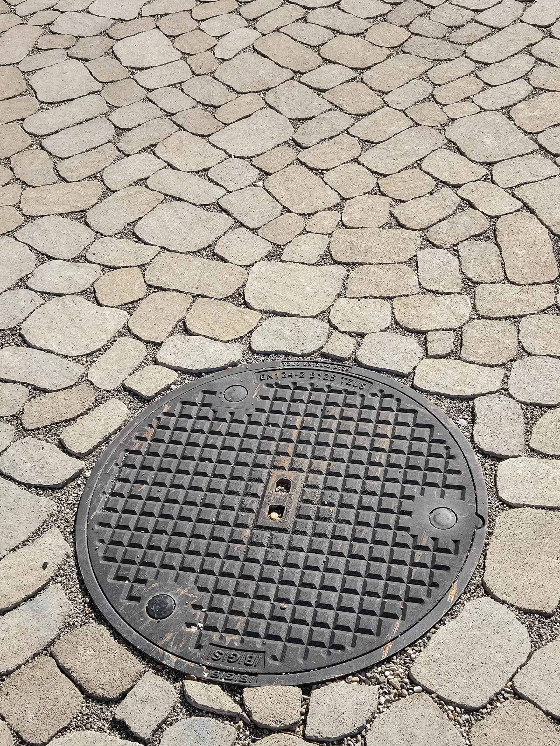 ARENA VISTA Pflasterstein jurakalk strukturiert Kanten gebr. L 6.5 - 21.9 cm B 8.6 - 12.2 cm H 7 cm