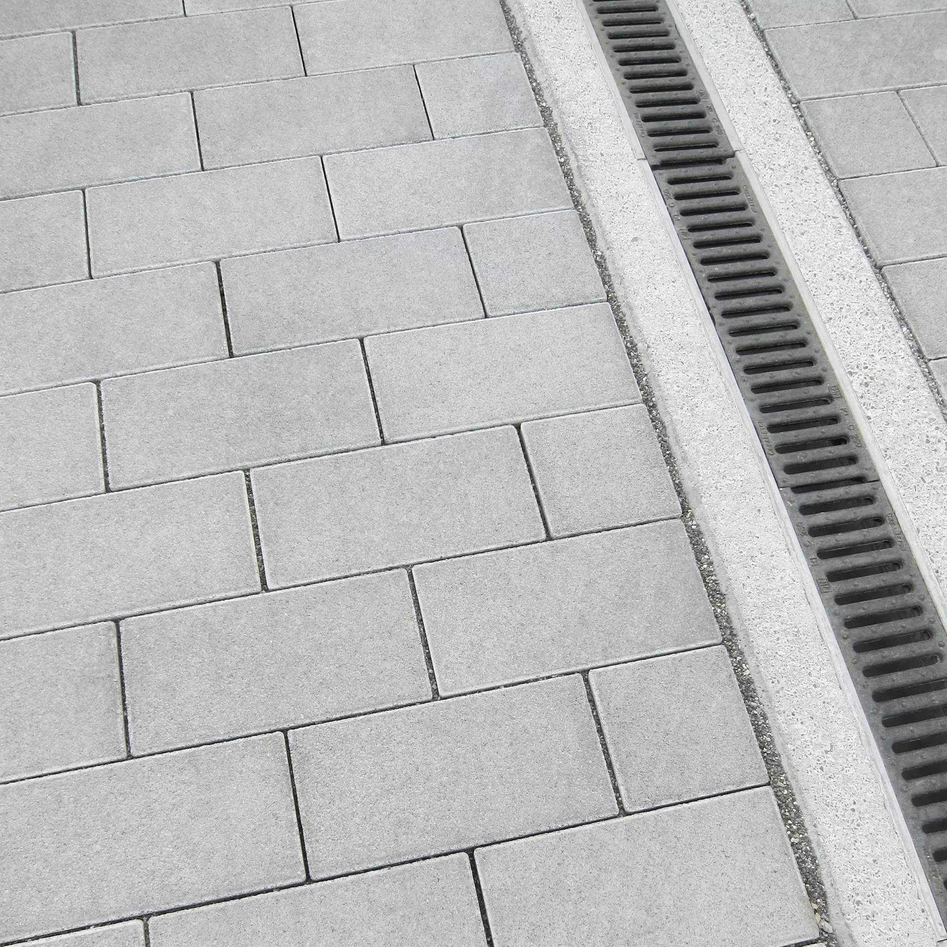 VS 5<sup>®</sup> Schwerlastpflastersteine mit 5-facher Versc hiebesicherung