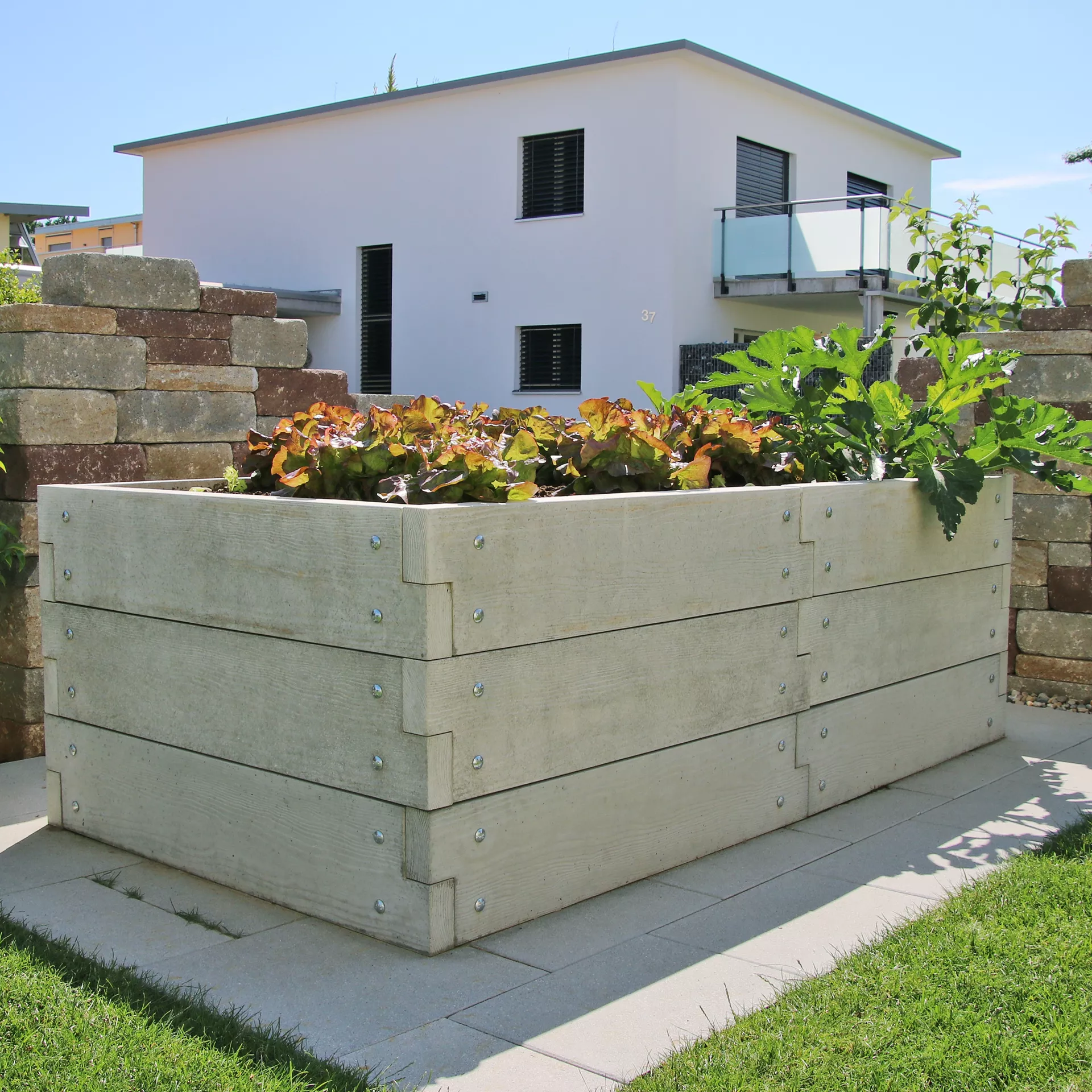 Hochbeet mit Holzstruktur