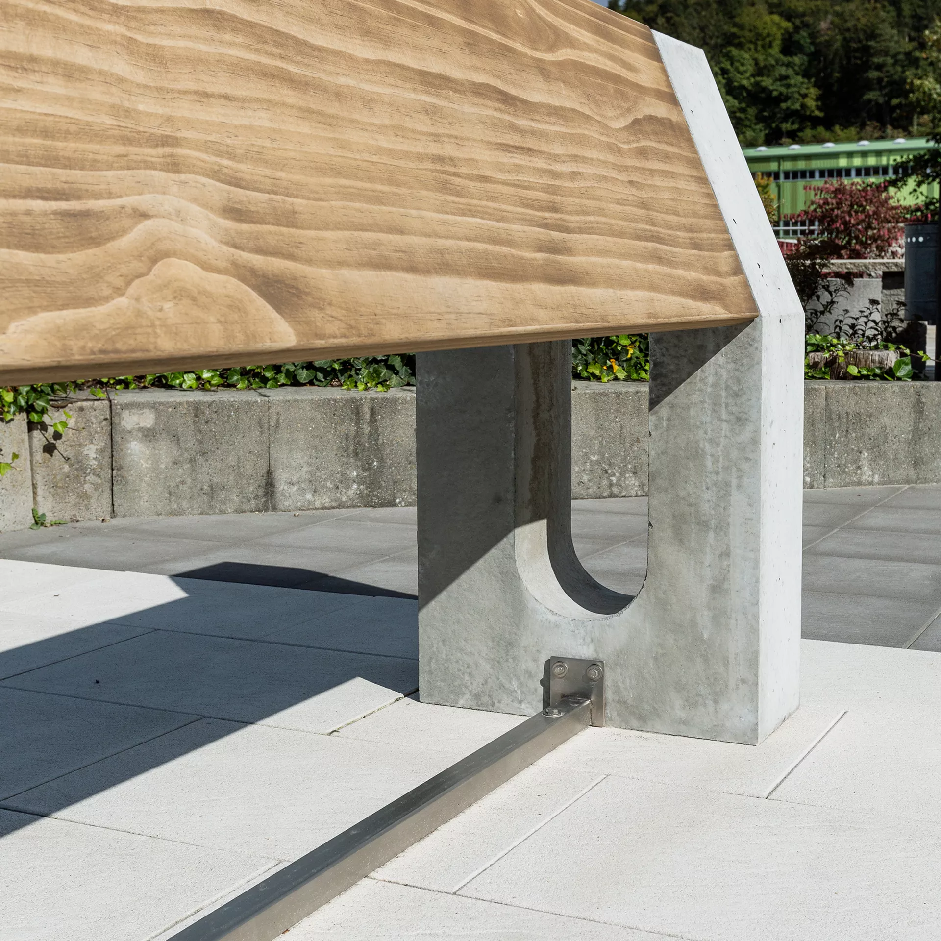 Stehbänke und Fahrradständer