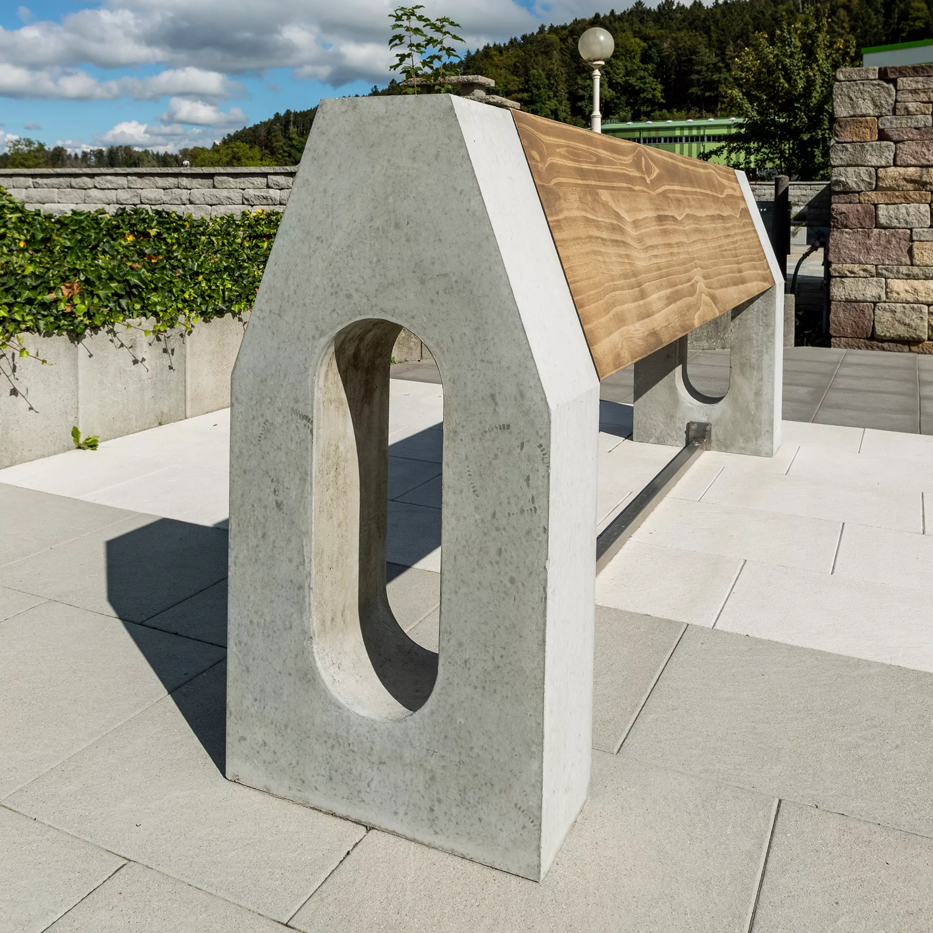 Stehbänke und Fahrradständer