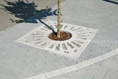 COMO Baumscheibe grau glatt gefast bewehrt geschlitzt mit Aussparung R 28 cm L 62.5 cm B 62.5 cm H 8 cm BK A 15