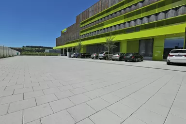 VS 5 Schwerlaststein mit Verschiebesicherung grau glatt gefast englisch palettiert L 30 cm B 30 cm H 12.8 cm